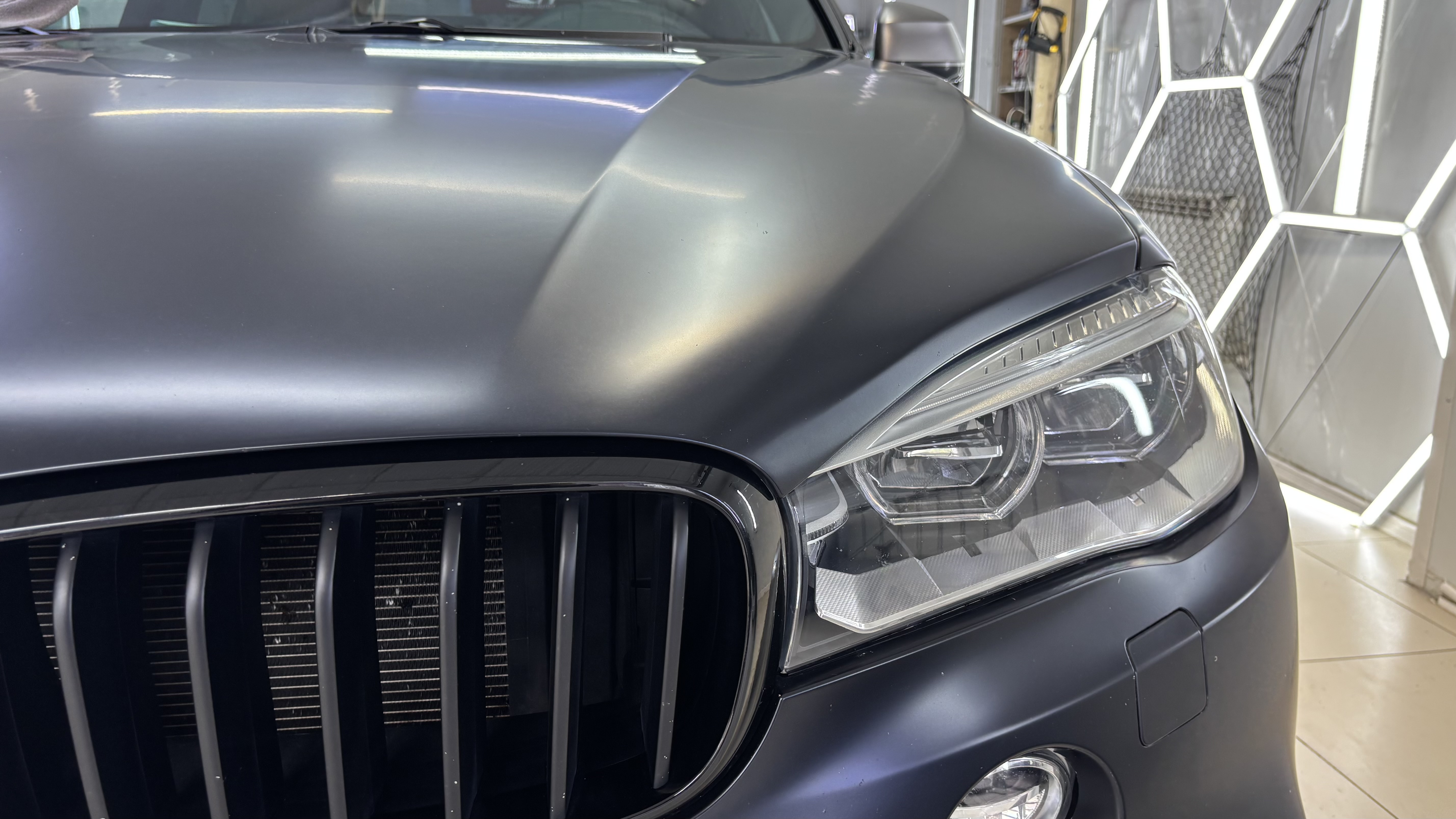 BMW после нанесения керамики на матовую PPF-плёнку, вид спереди