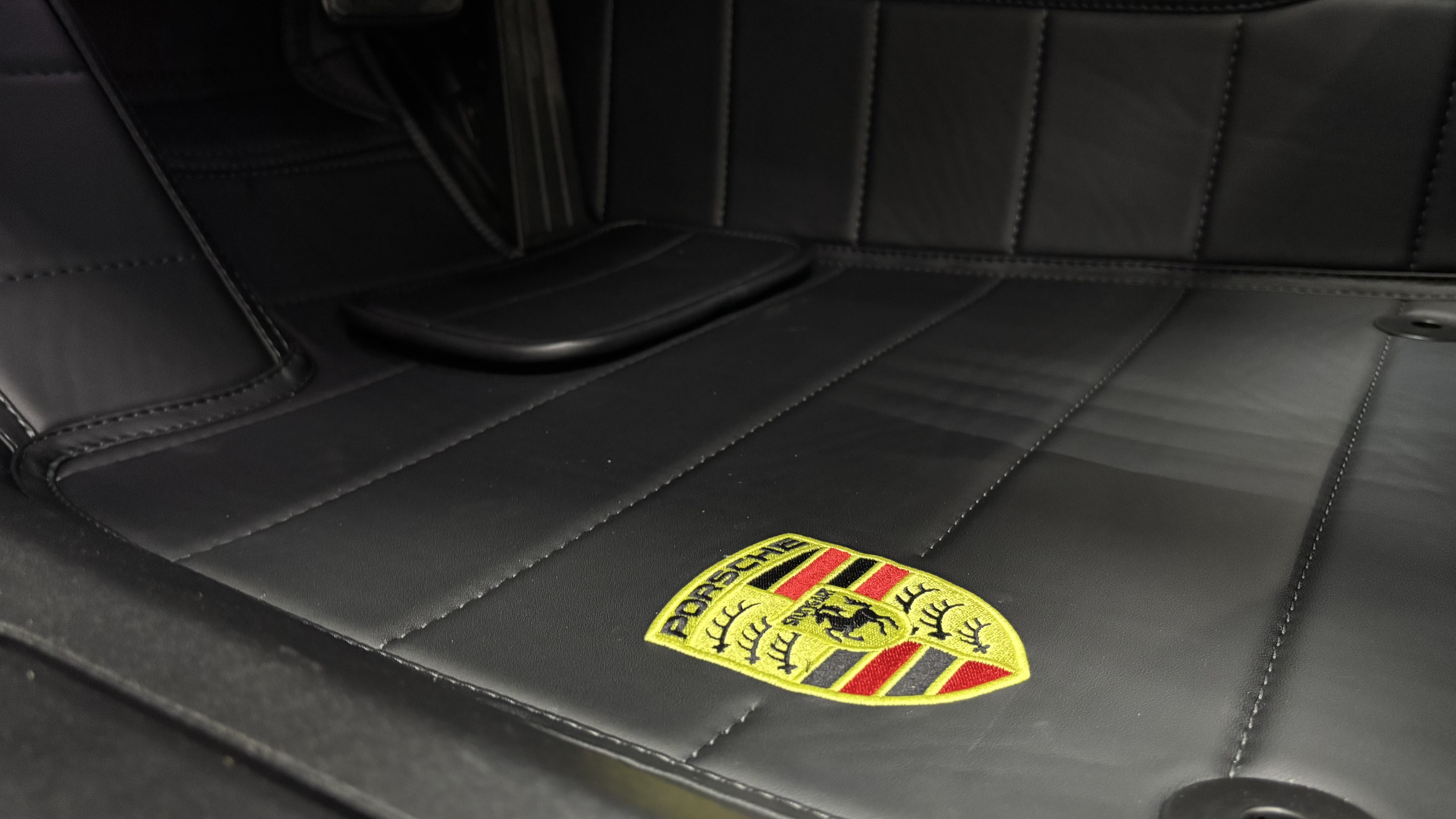 Фирменная вышивка Porsche и аккуратная отделка коврика