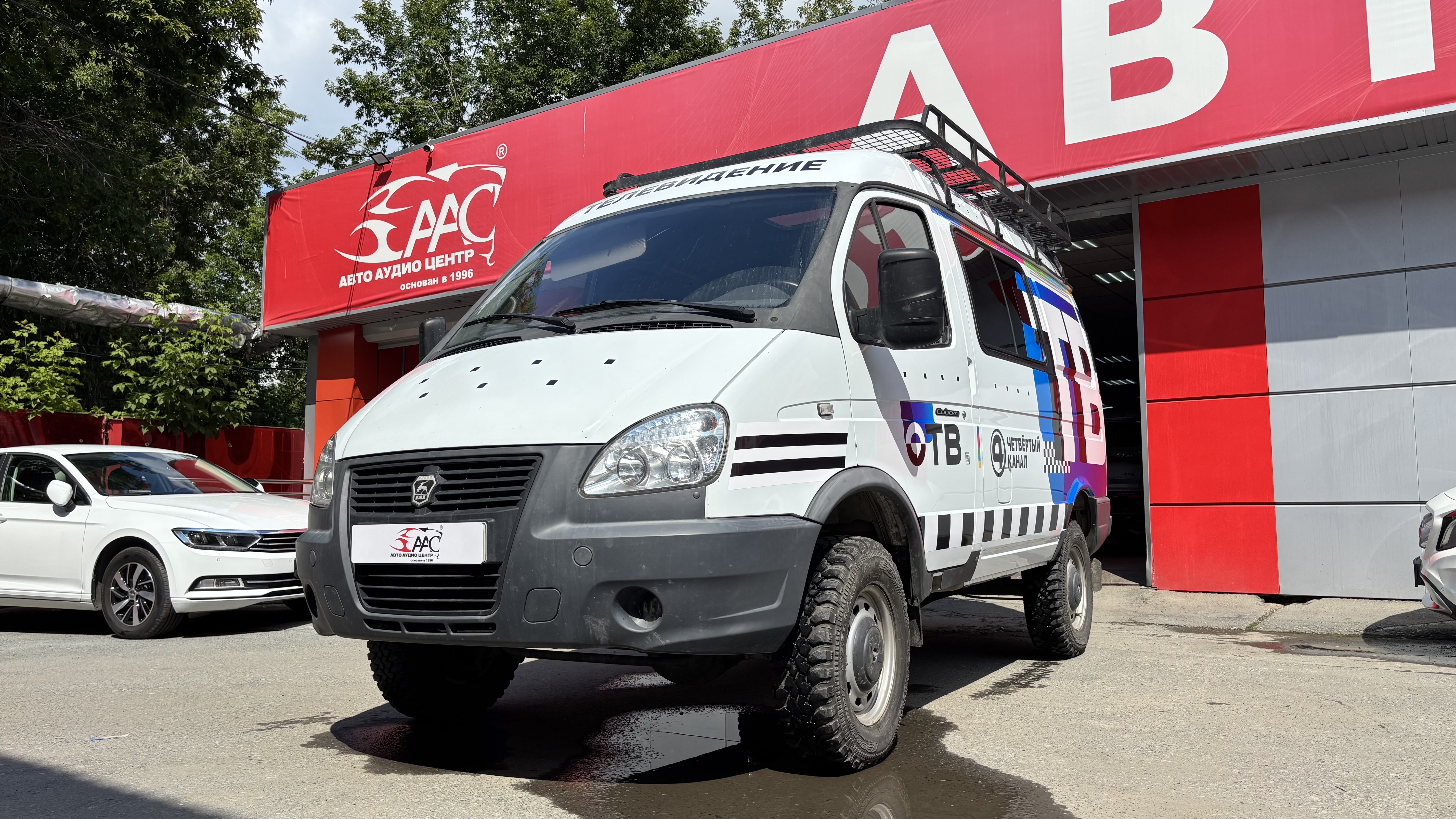 ГАЗель после брендирования у фасада АвтоАудиоЦентра