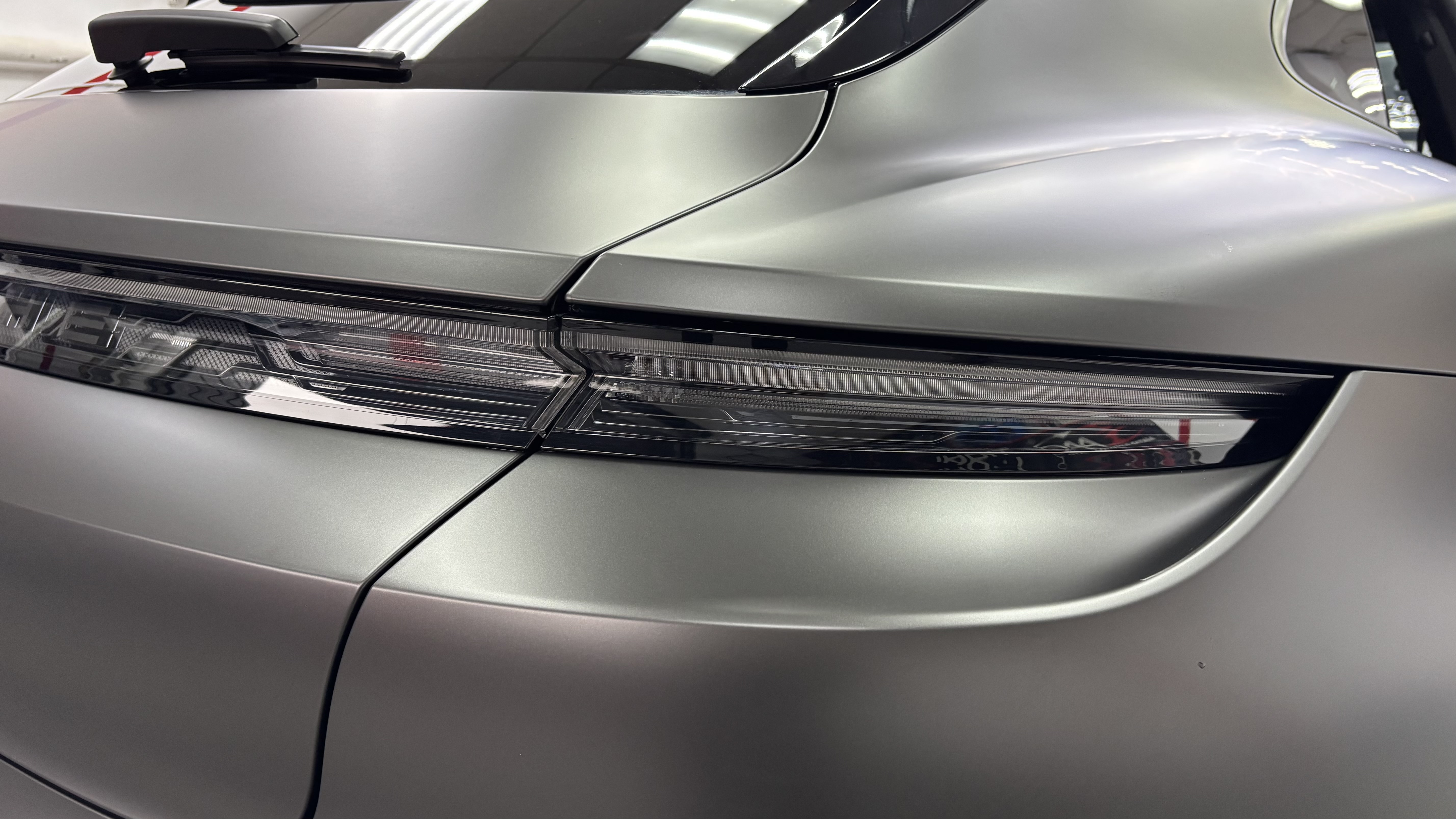Задняя оптика Porsche после оклейки матовой пленкой