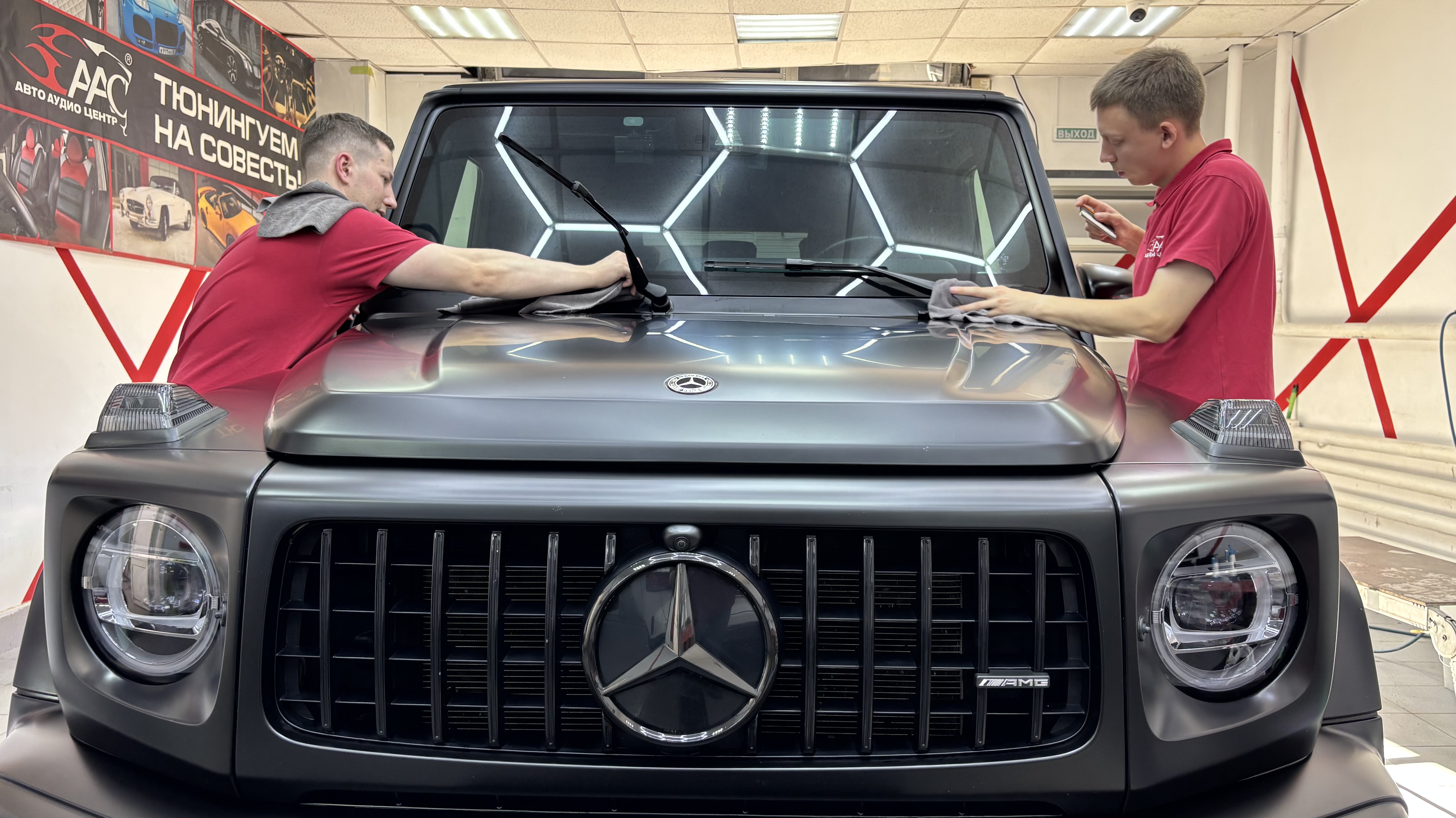 Подготовка лобового стекла Mercedes перед нанесением защитной плёнки