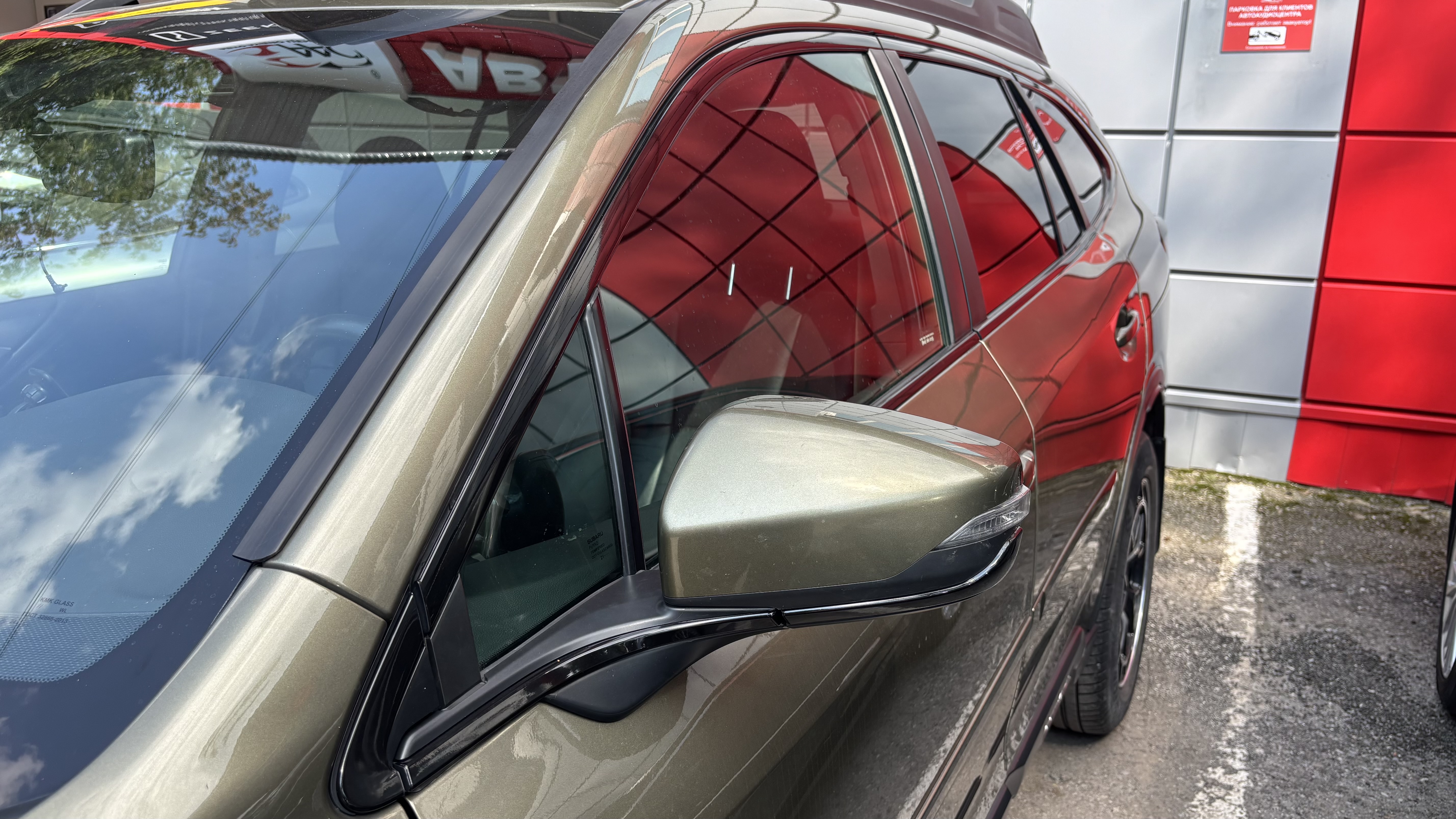 Темные элементы вокруг окон Subaru Outback