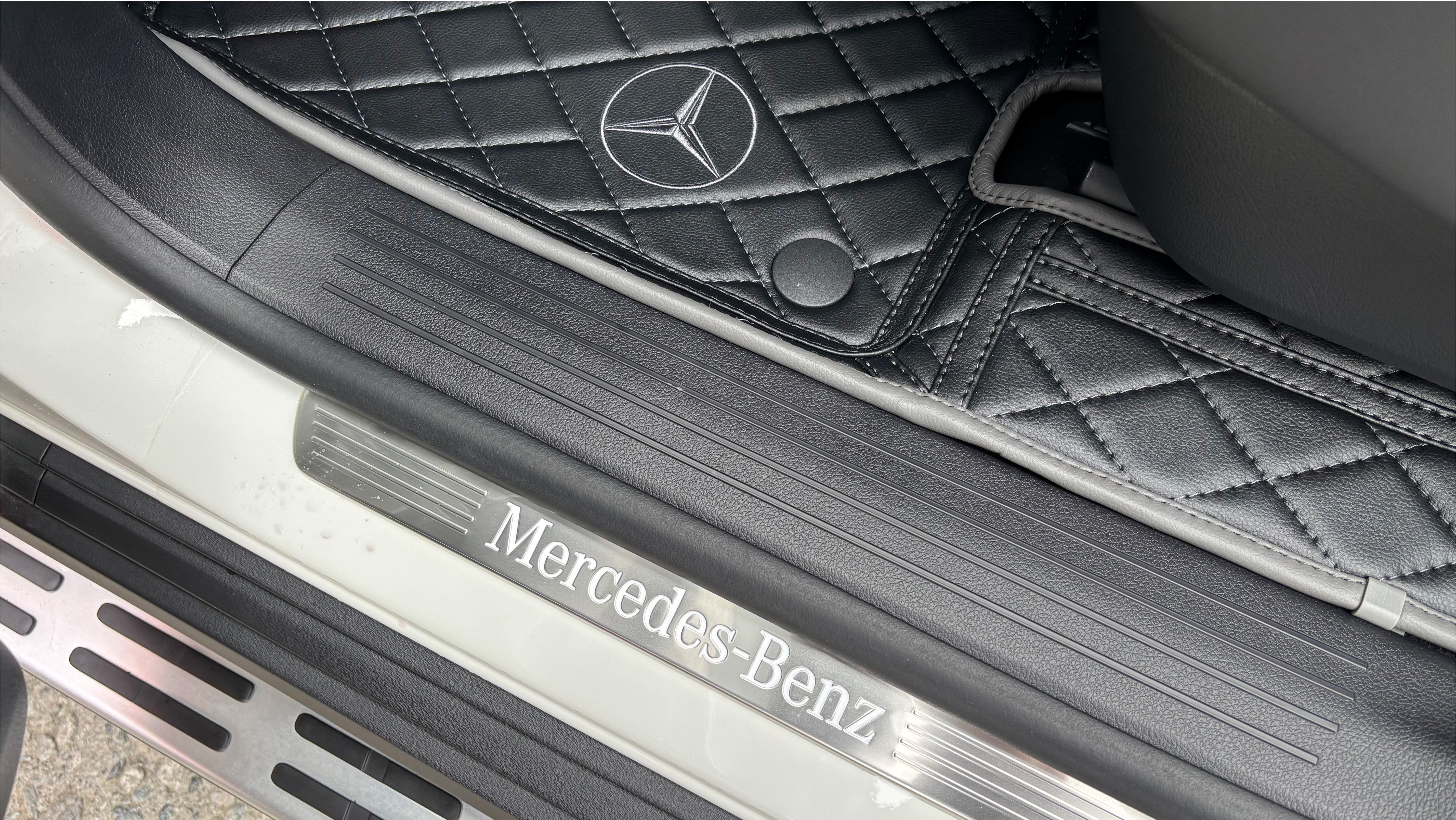 Окантовка и вышитый логотип Mercedes на индивидуальном коврике