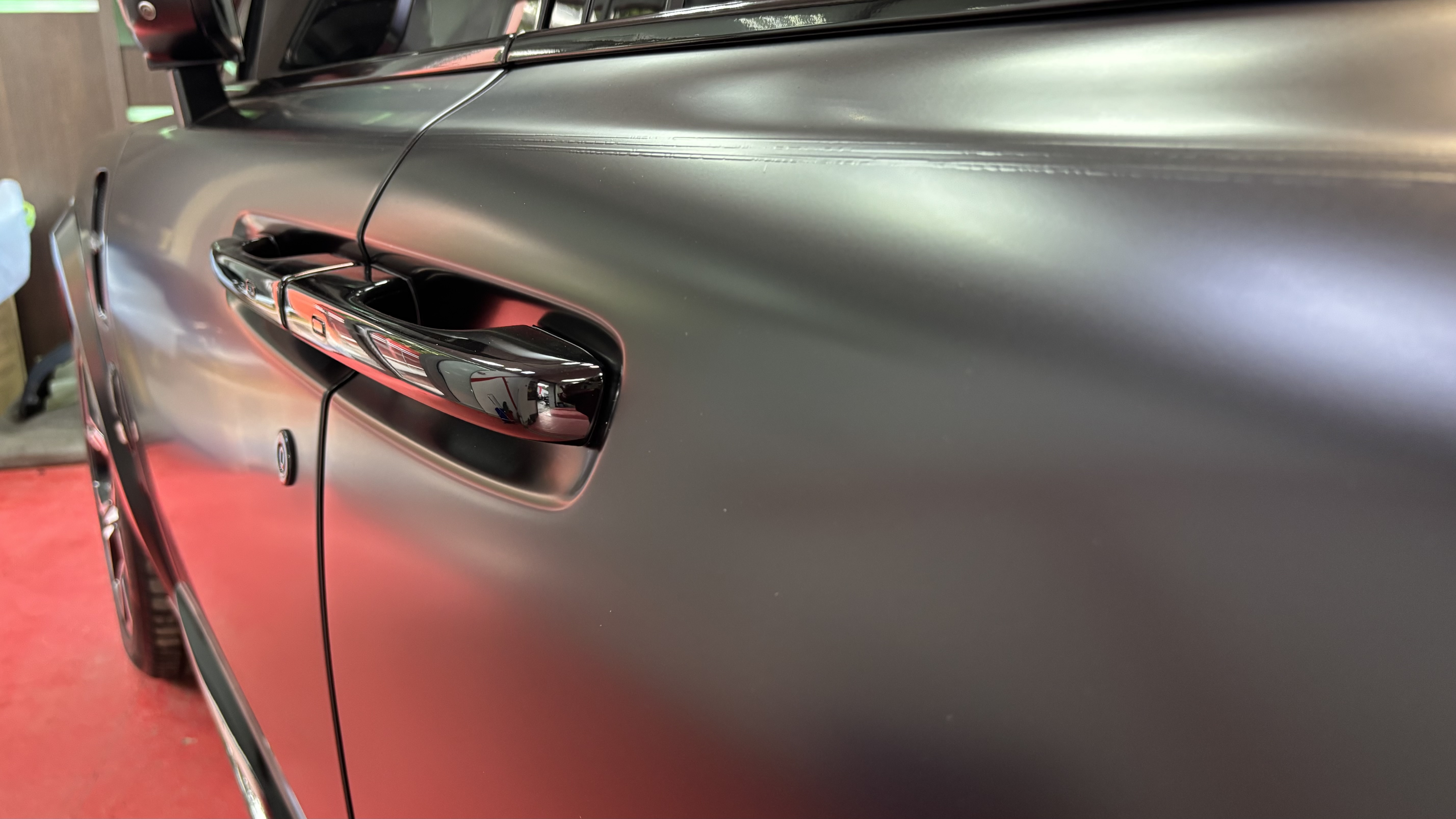 Дверная ручка Rolls-Royce на матовой поверхности кузова