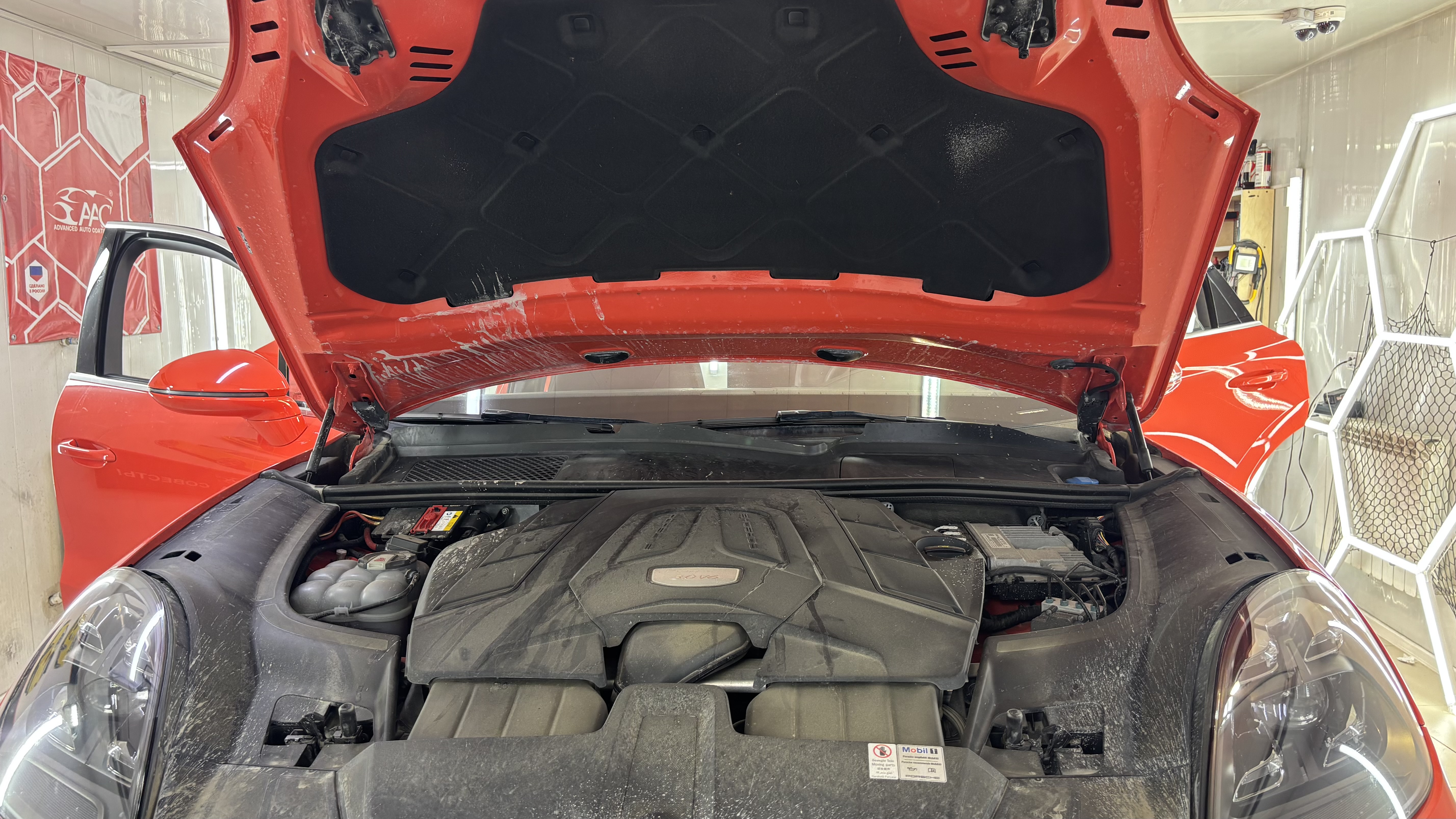 Подкапотное пространство Porsche до очистки