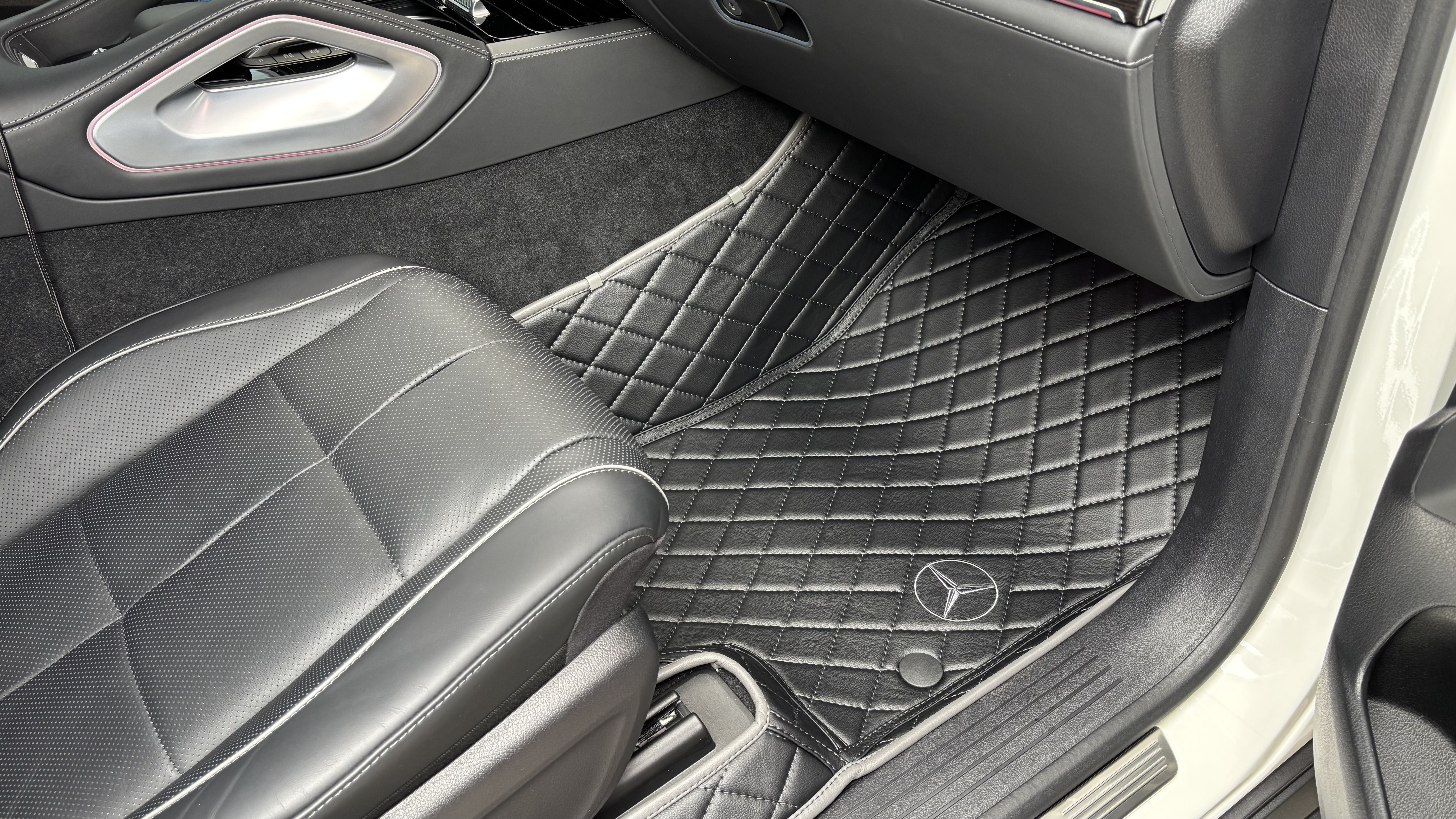 3D-коврики в передней части салона Mercedes