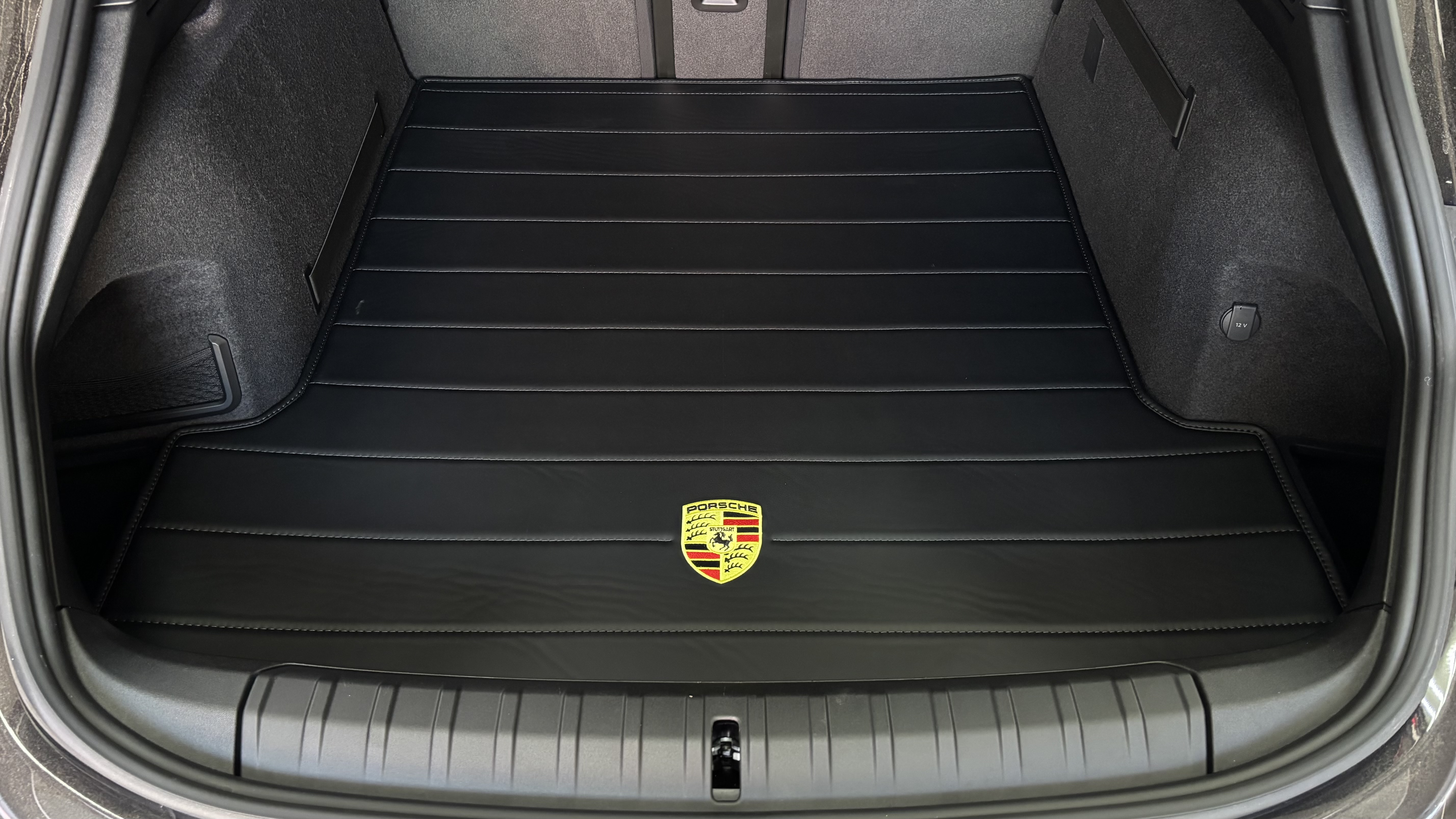 Коврик багажника Porsche Taycan с фирменной вышивкой