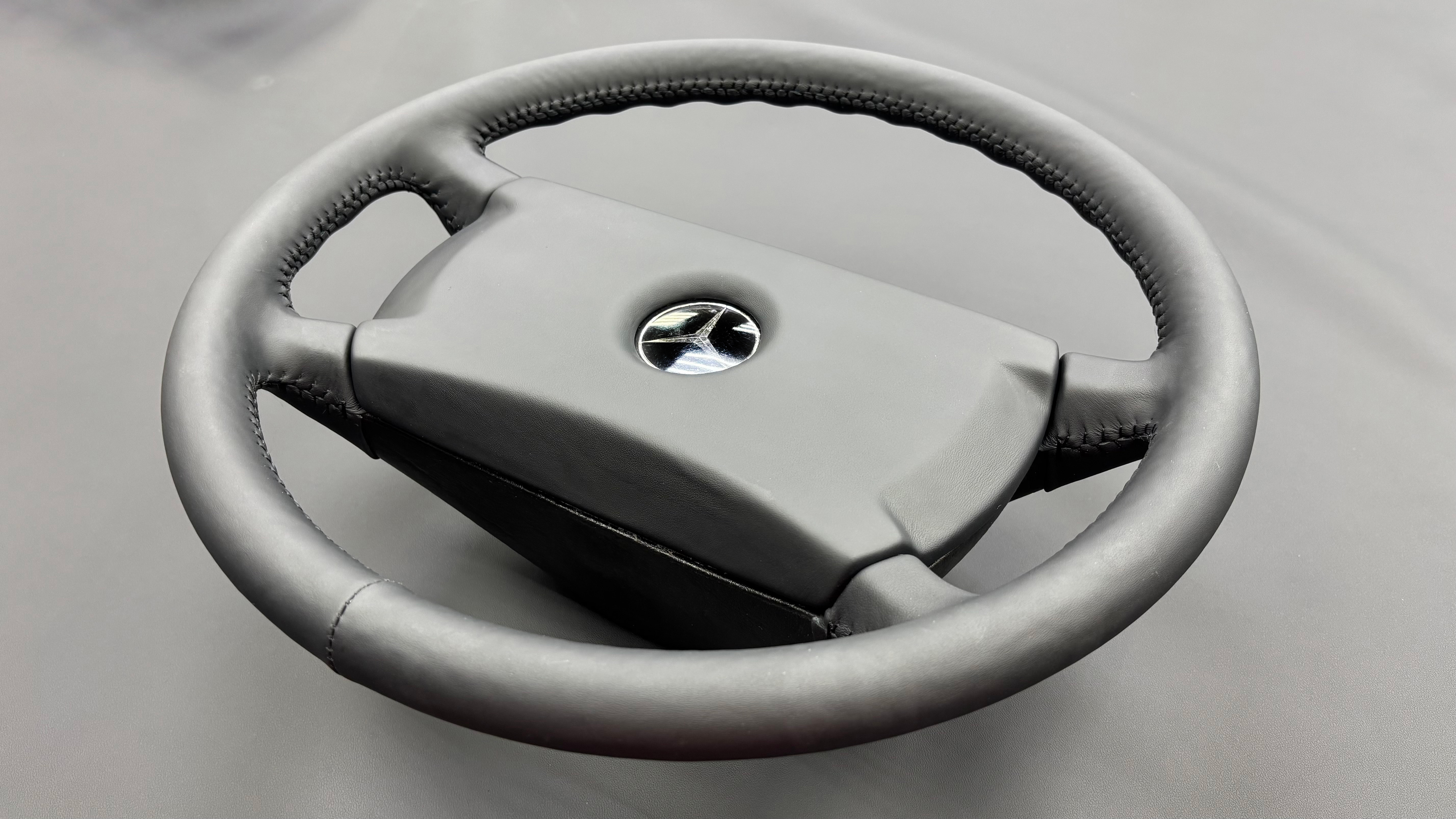 Руль Mercedes-Benz C-Класса с новой натуральной кожей под углом