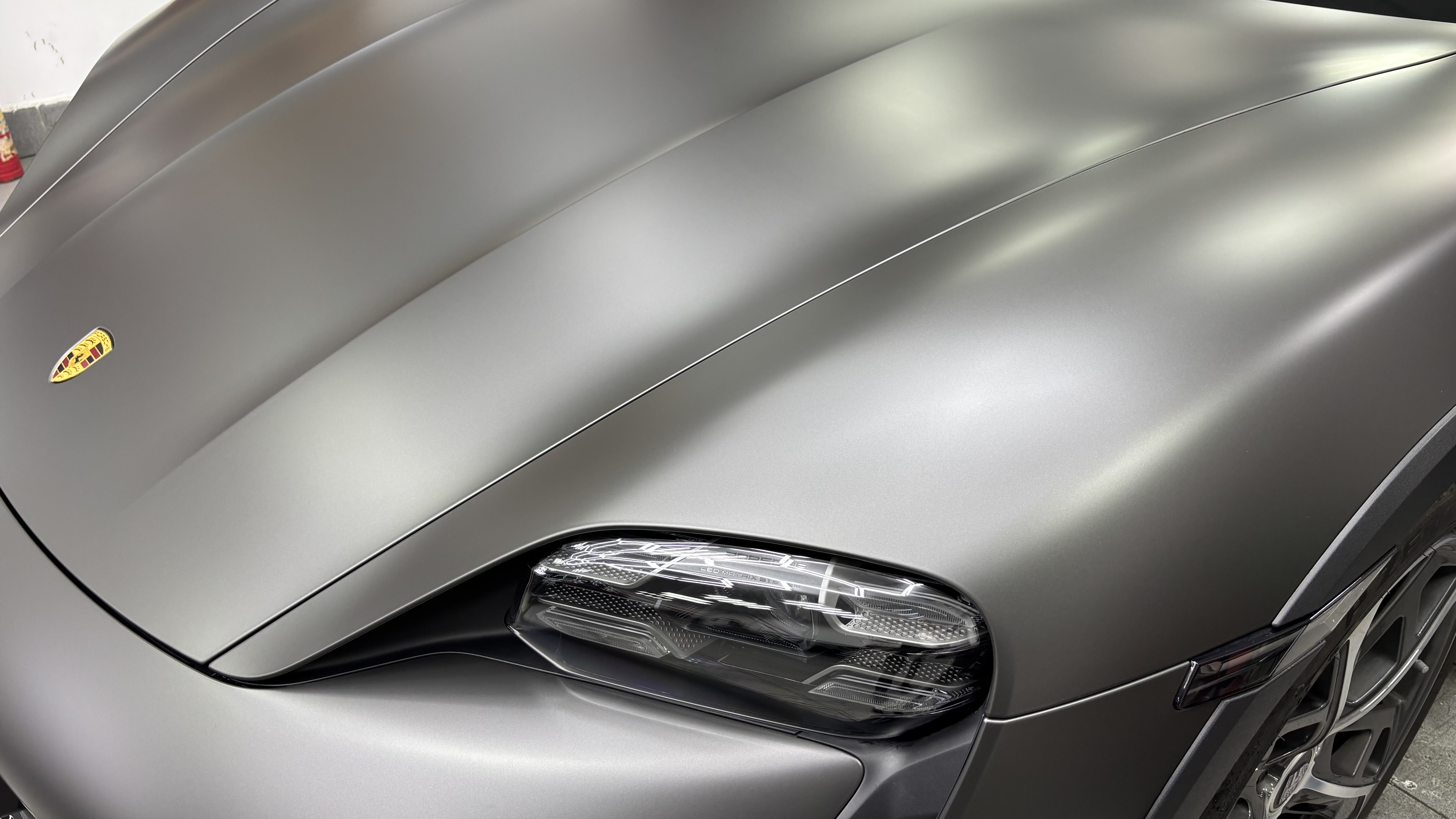 Капот Porsche с матовой пленкой и фирменным шильдиком