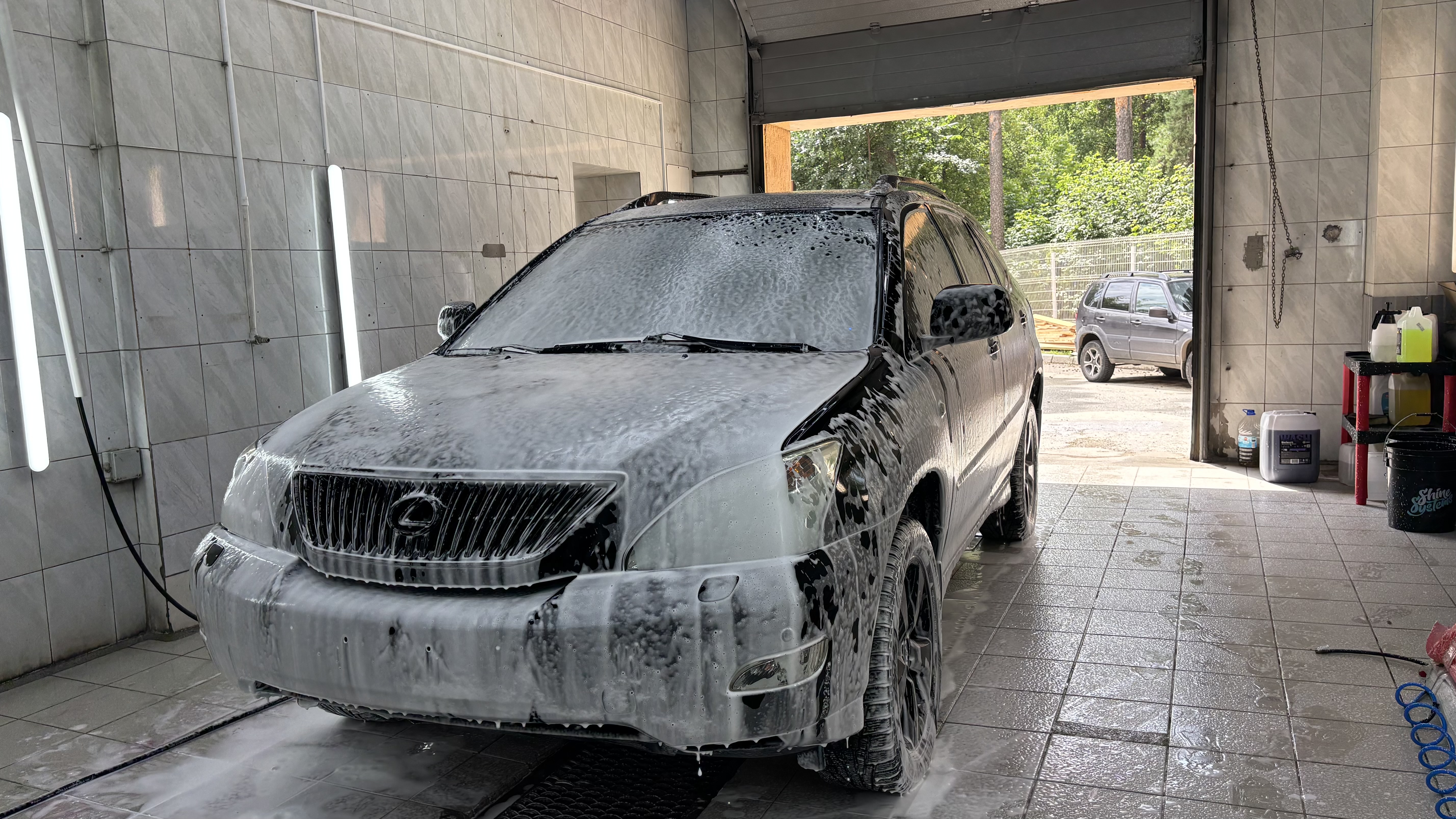 Автомобиль на мойке новой площадки AAC