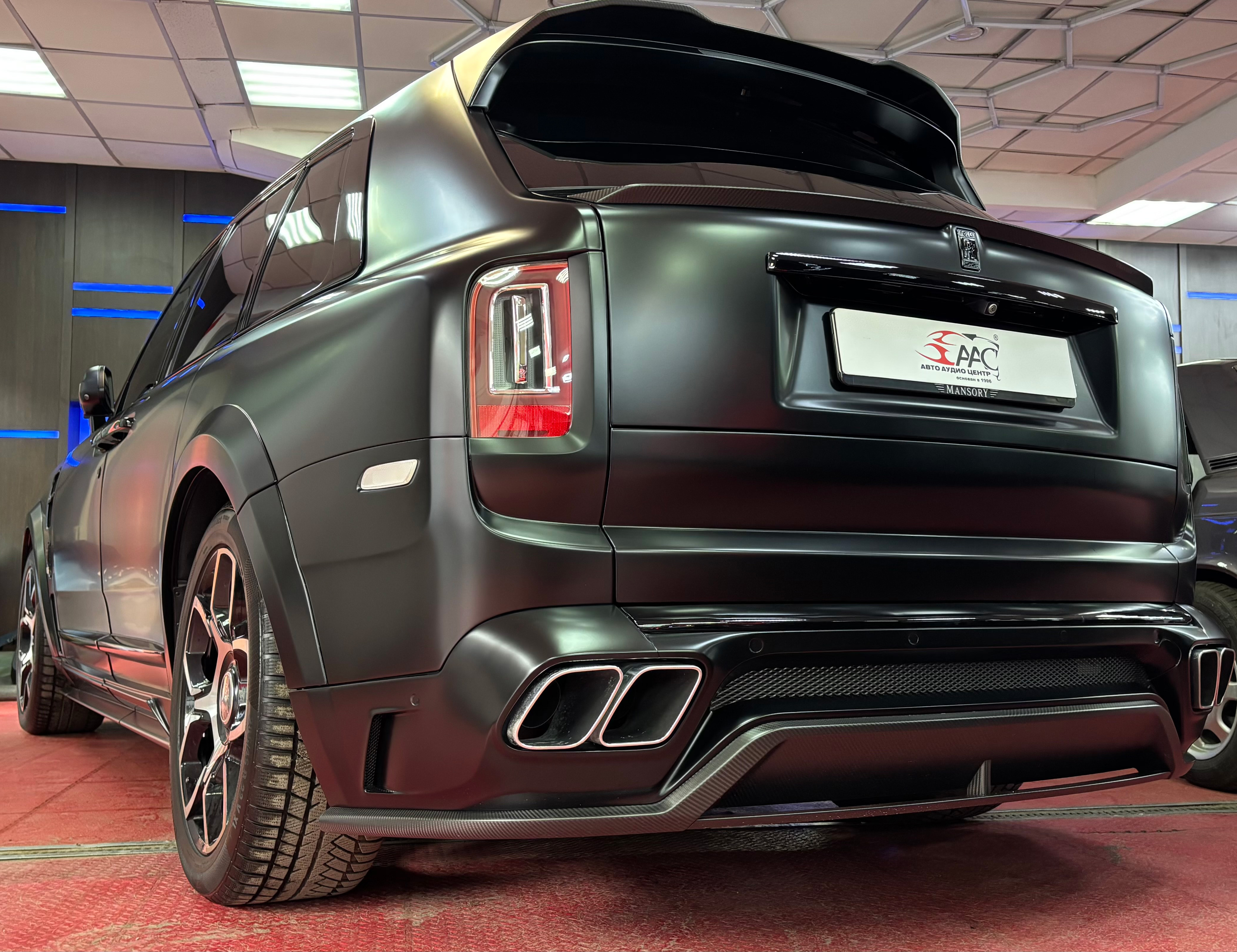Rolls-Royce MANSORY в полном матовом образе, вид сзади