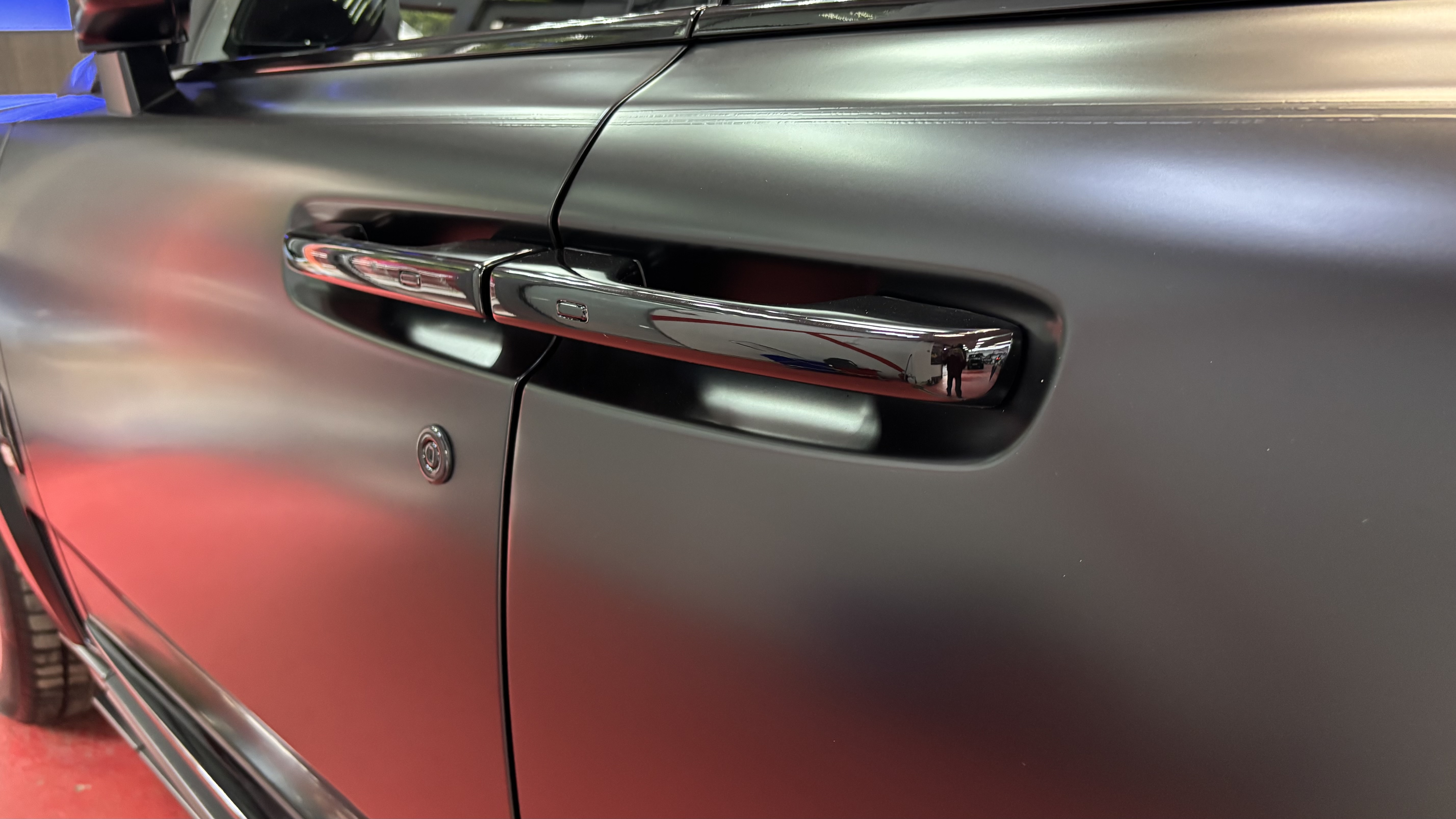 Точная оклейка зоны дверных ручек Rolls-Royce