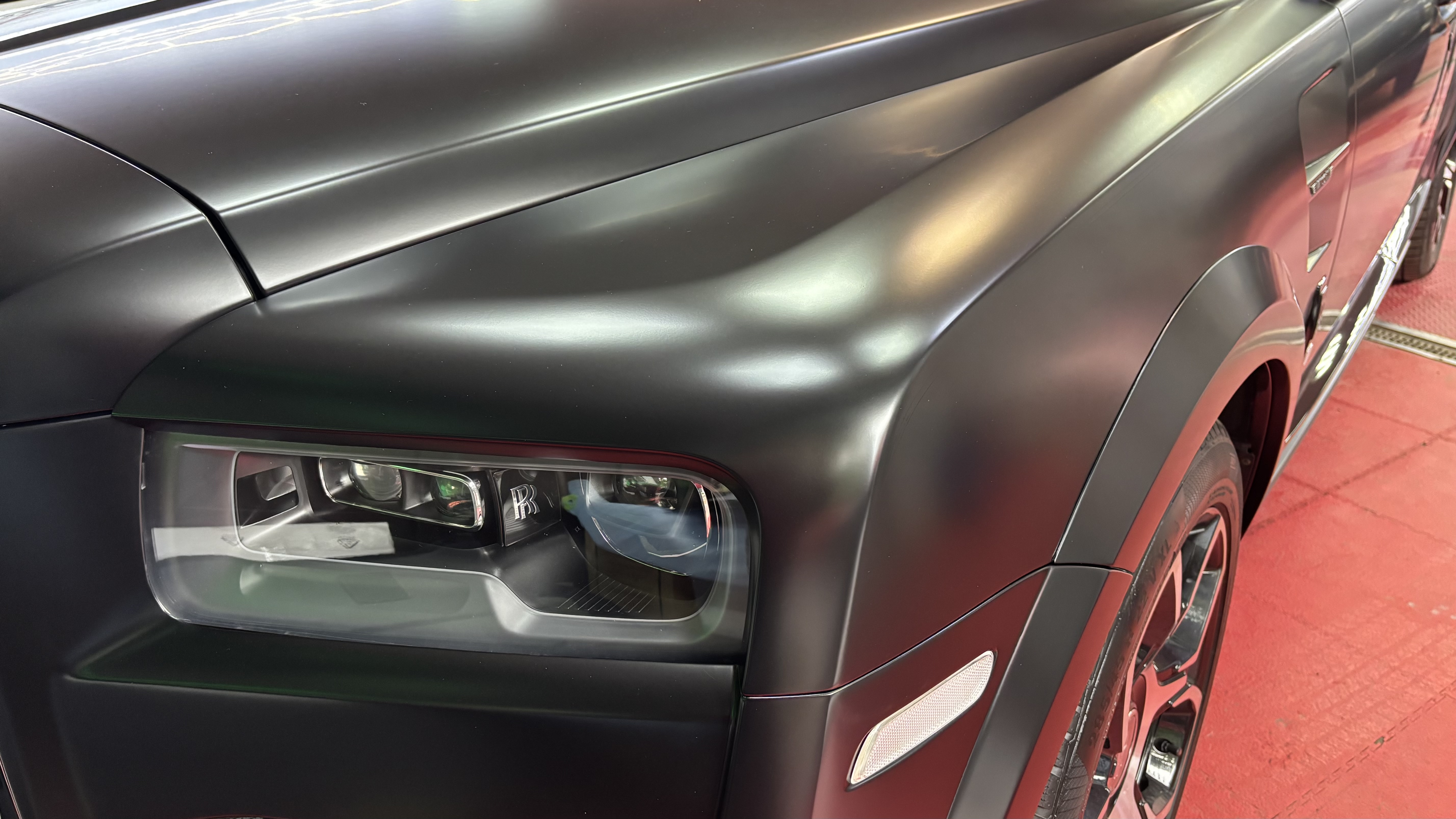 Передняя часть Rolls-Royce MANSORY после матовой оклейки