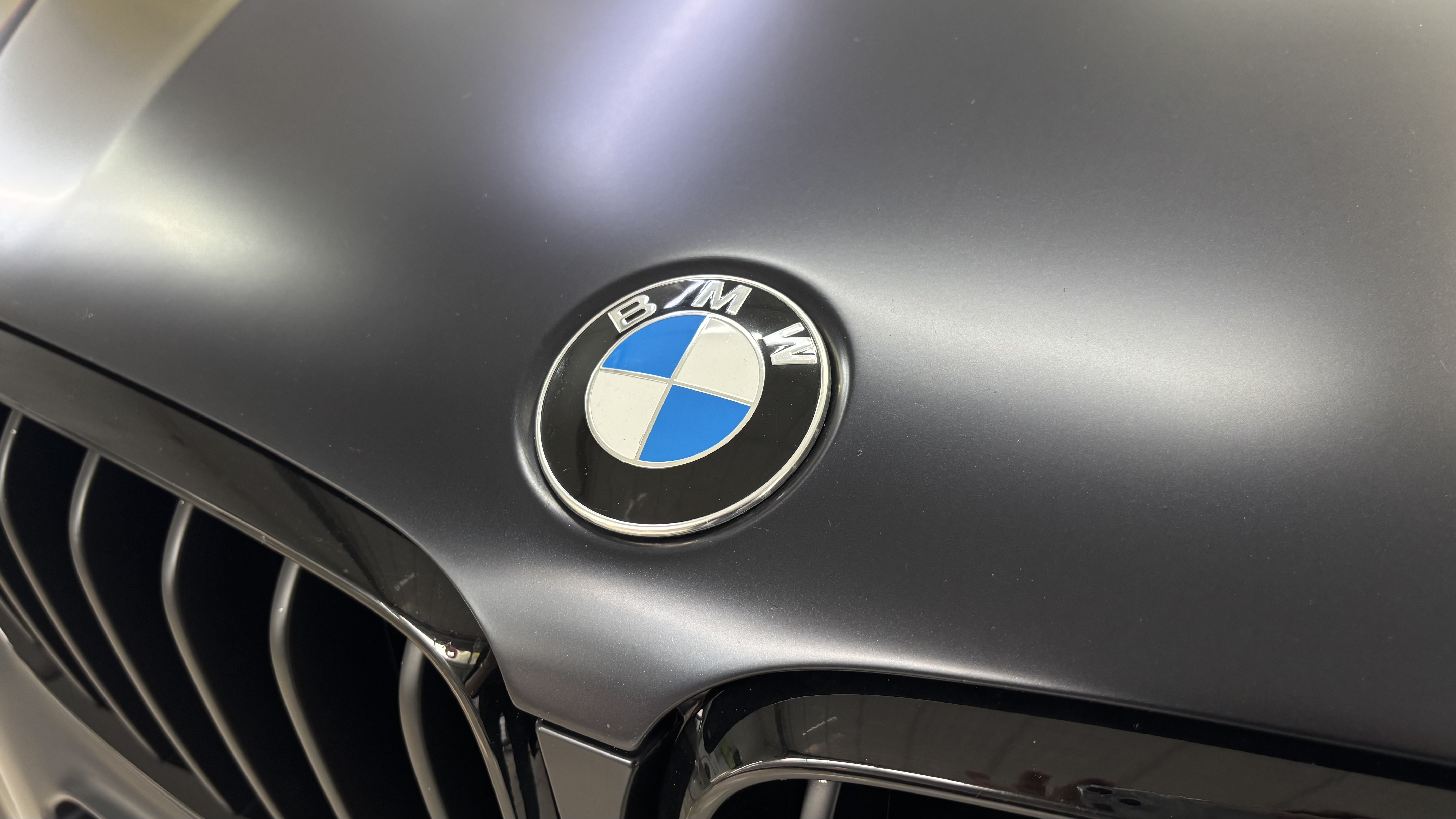 Сохранённая матовая фактура PPF-плёнки на капоте BMW