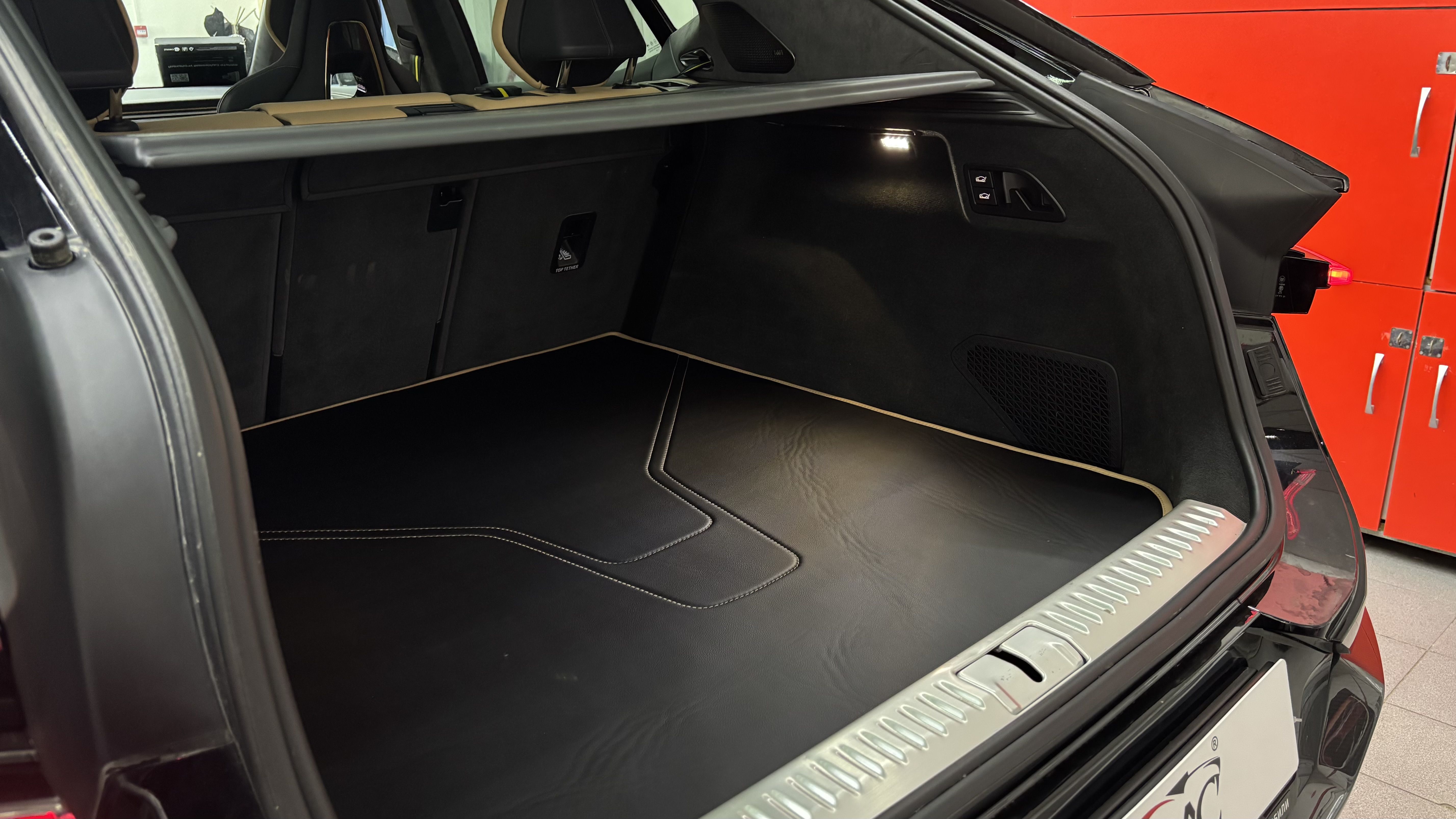 Lotus Eletre R ковры 8