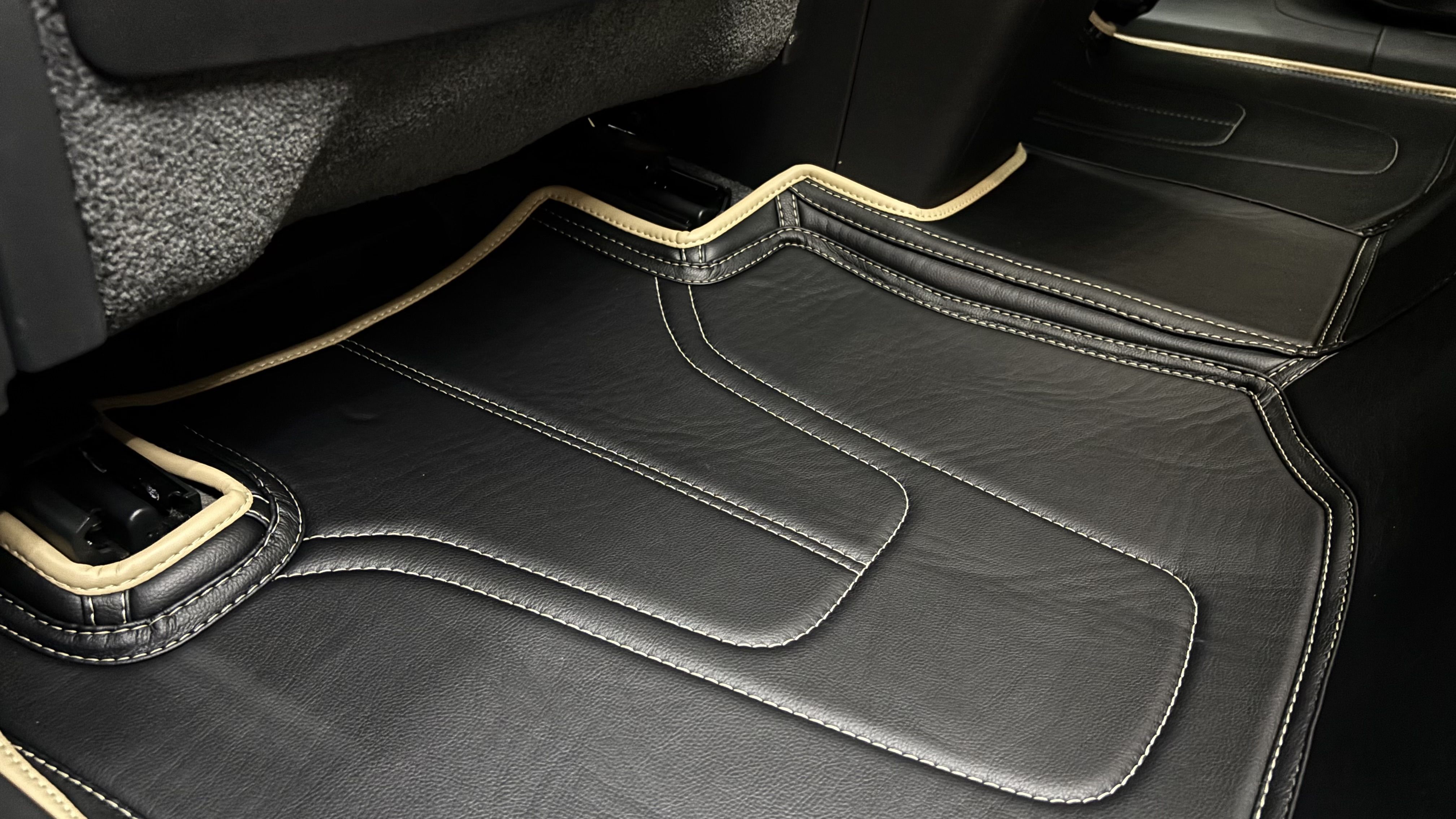 Lotus Eletre R ковры 5