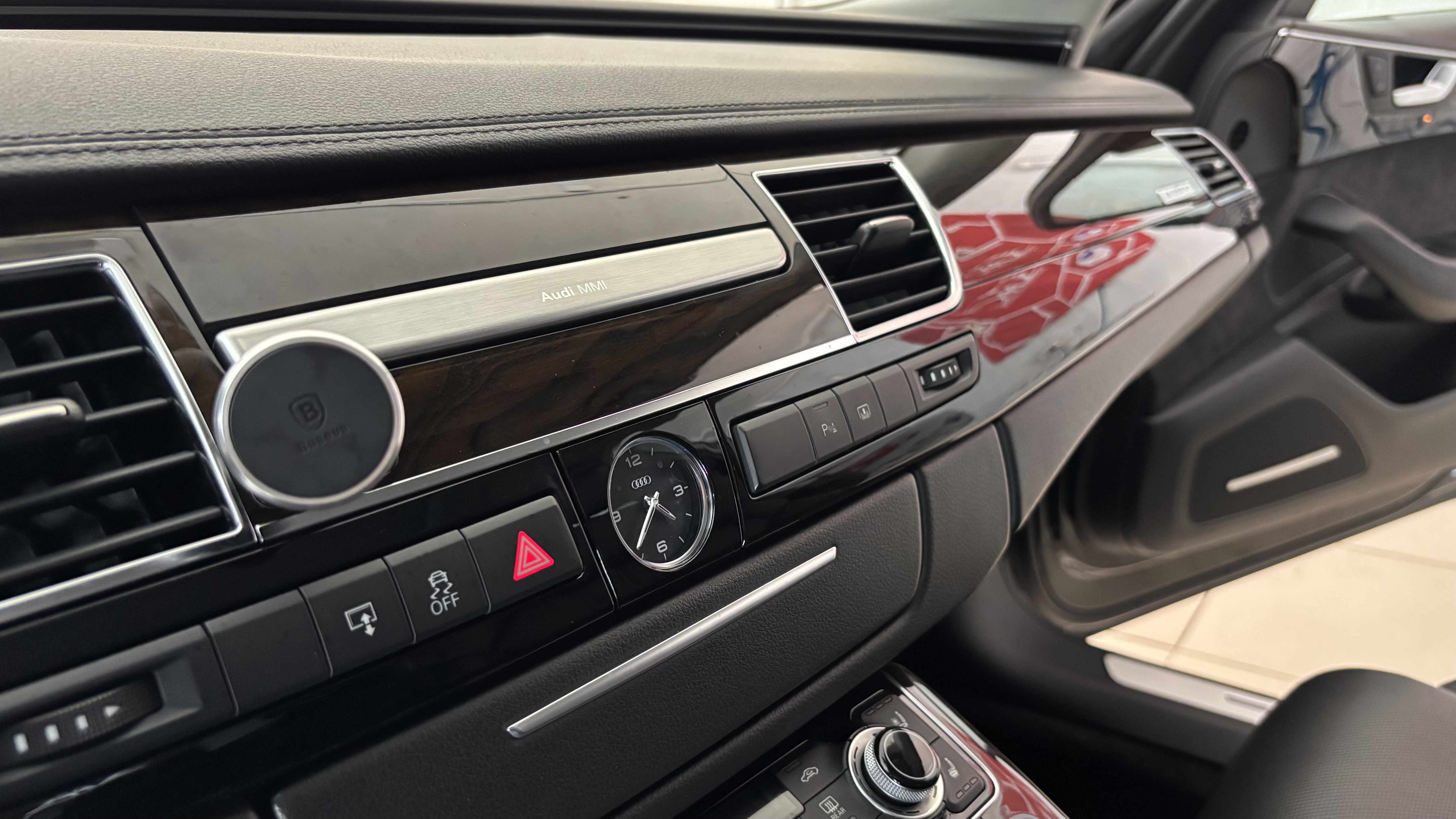 Передняя панель Audi Quattro после детейлинг-чистки