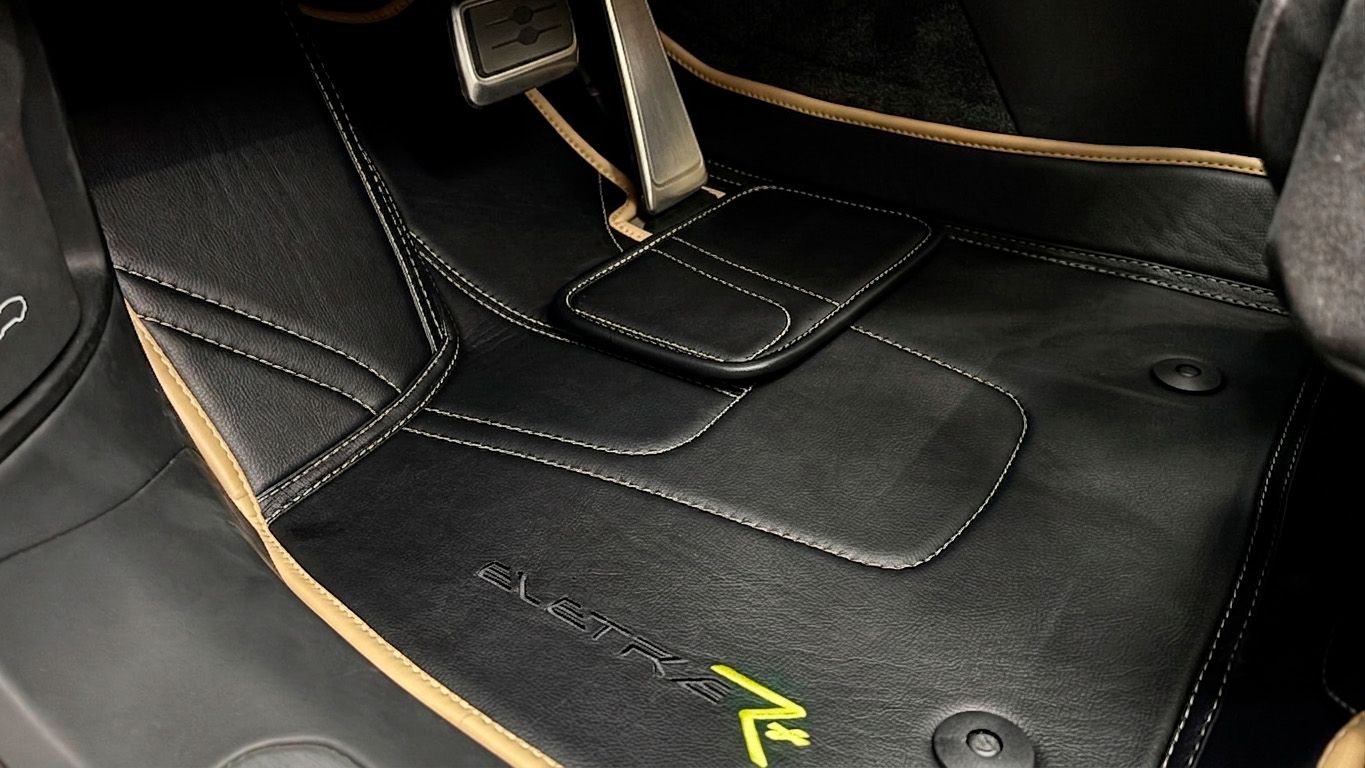 Lotus Eletre R ковры 2