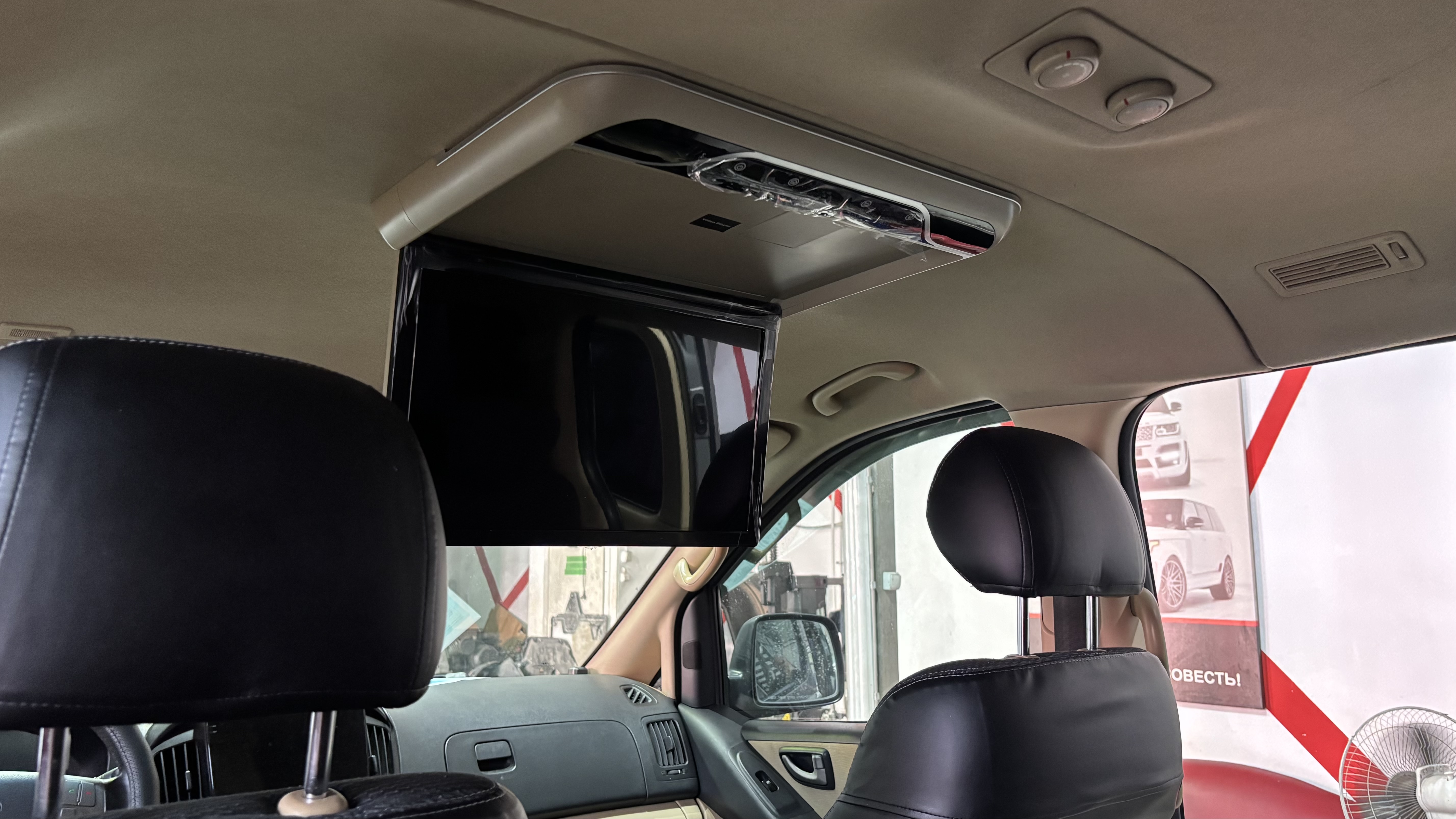 Потолочный монитор Hyundai Grand Starex раскрыт в салоне