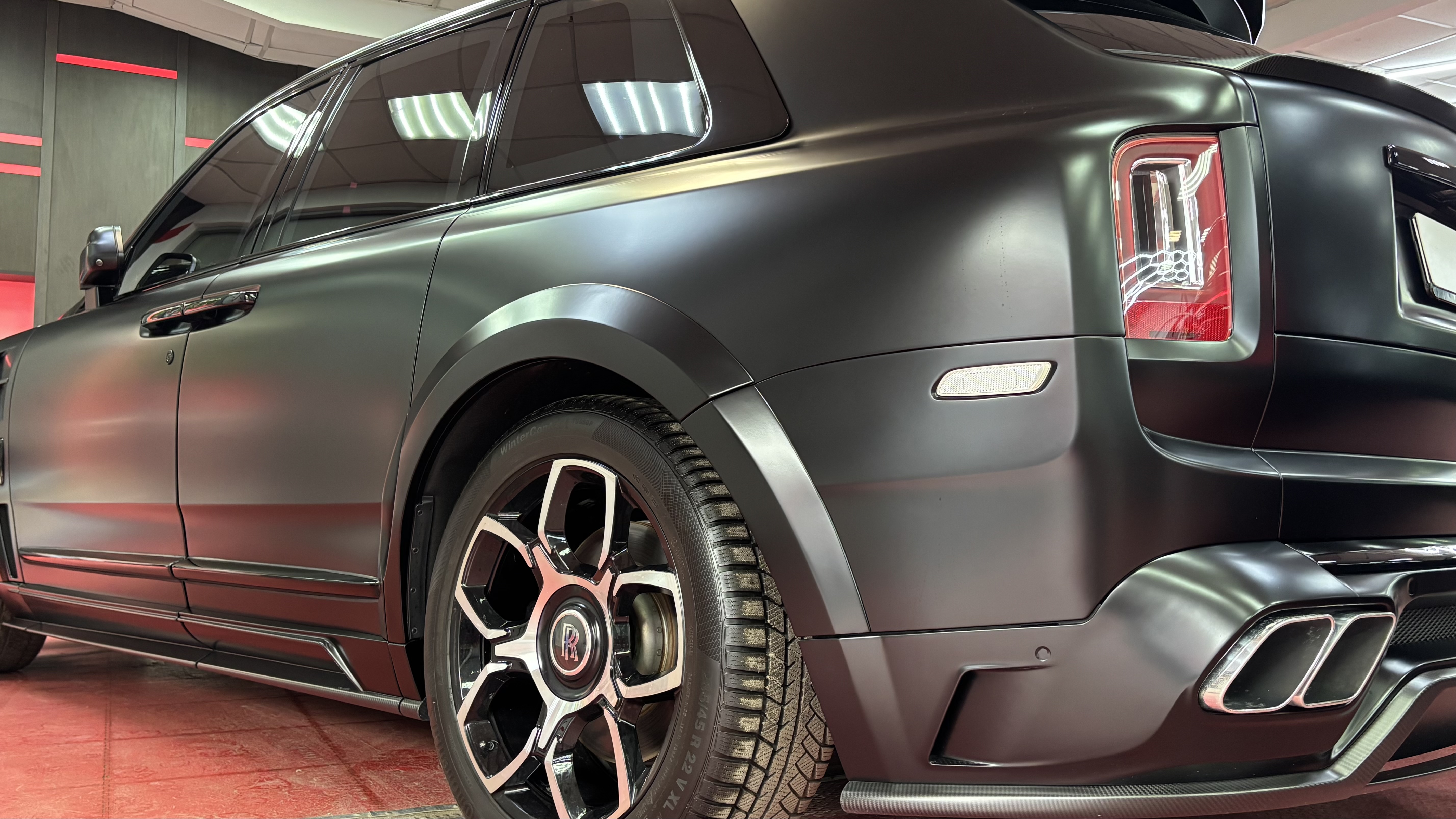 Задняя боковая часть Rolls-Royce MANSORY в матовой плёнке