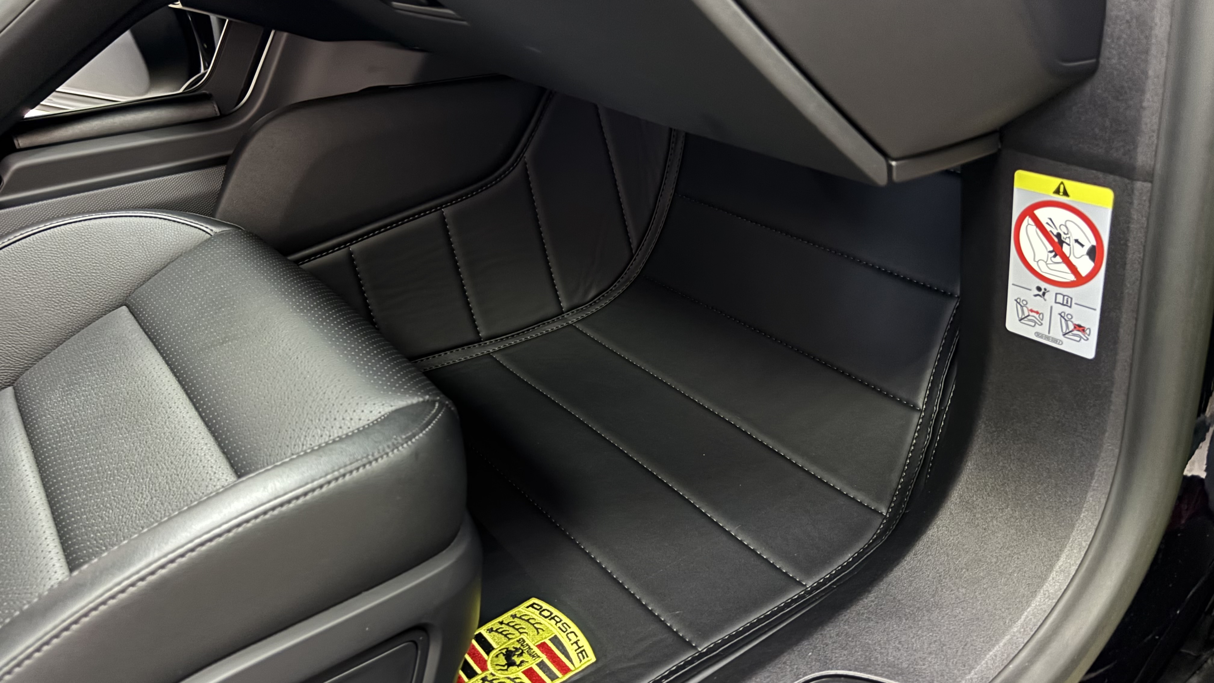 Коврик переднего ряда Porsche Taycan, выполненный по индивидуальным лекалам