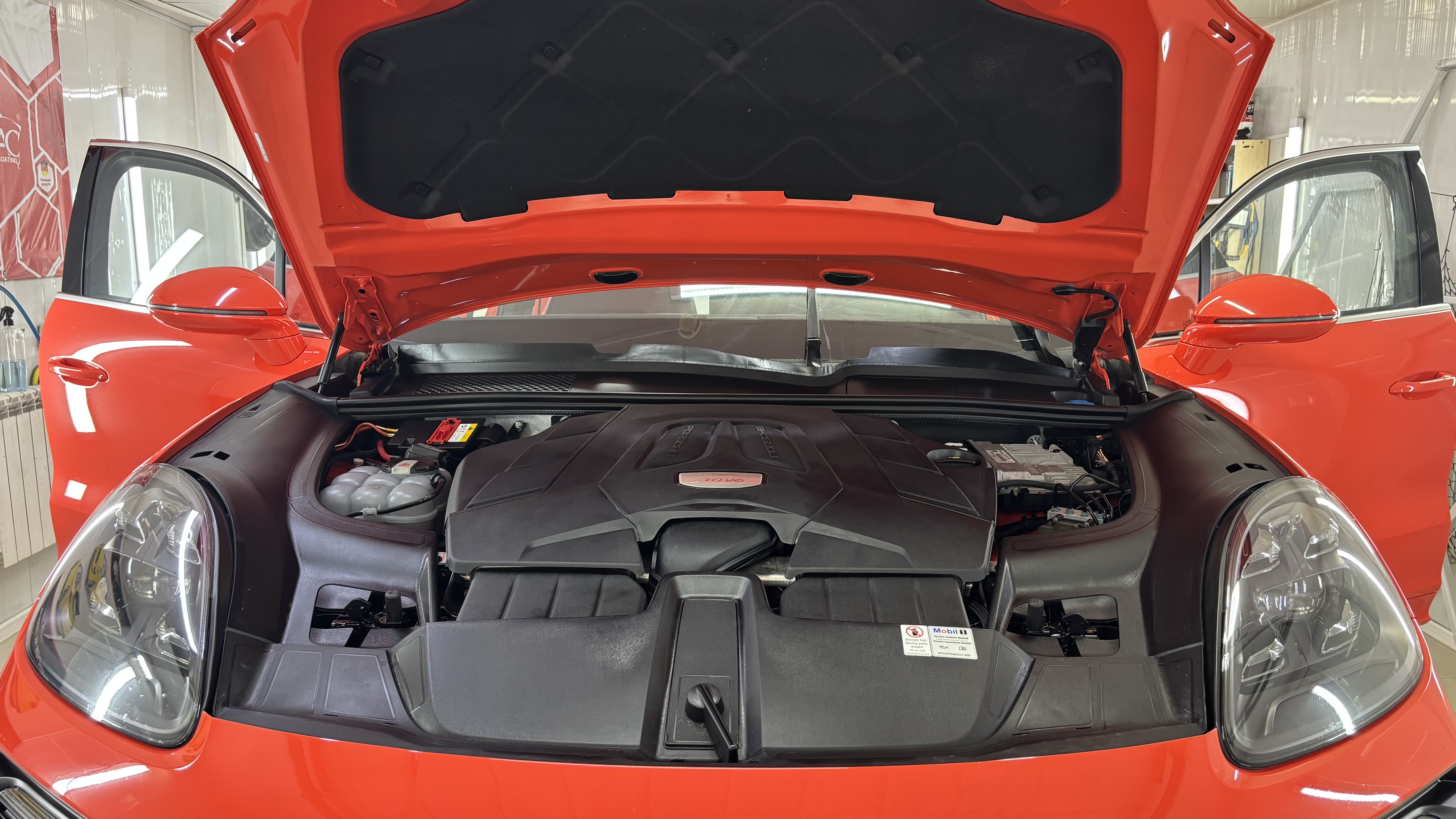 Подкапотное пространство Porsche после очистки