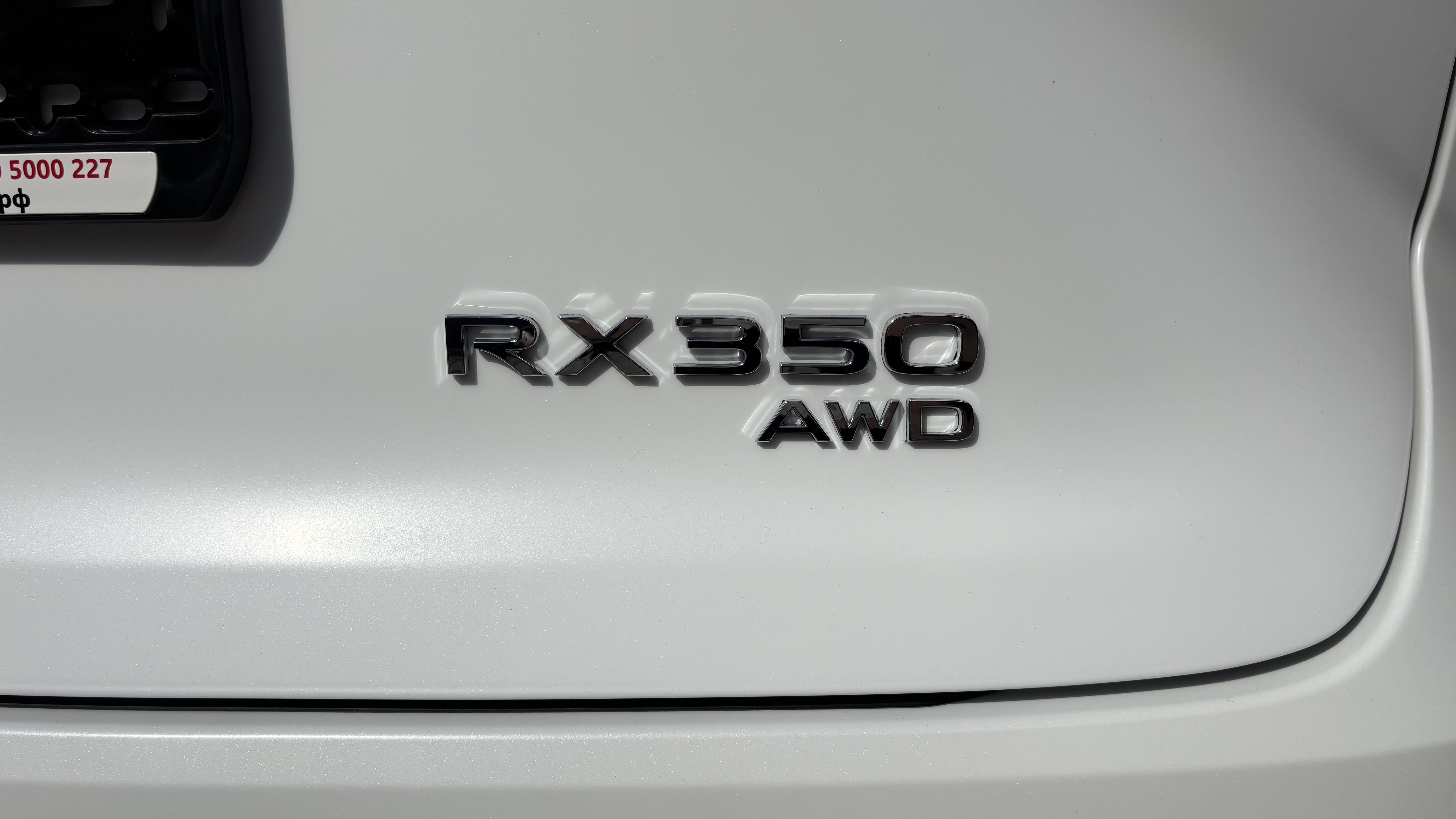 Шильдик RX 350 AWD на матовой поверхности кузова