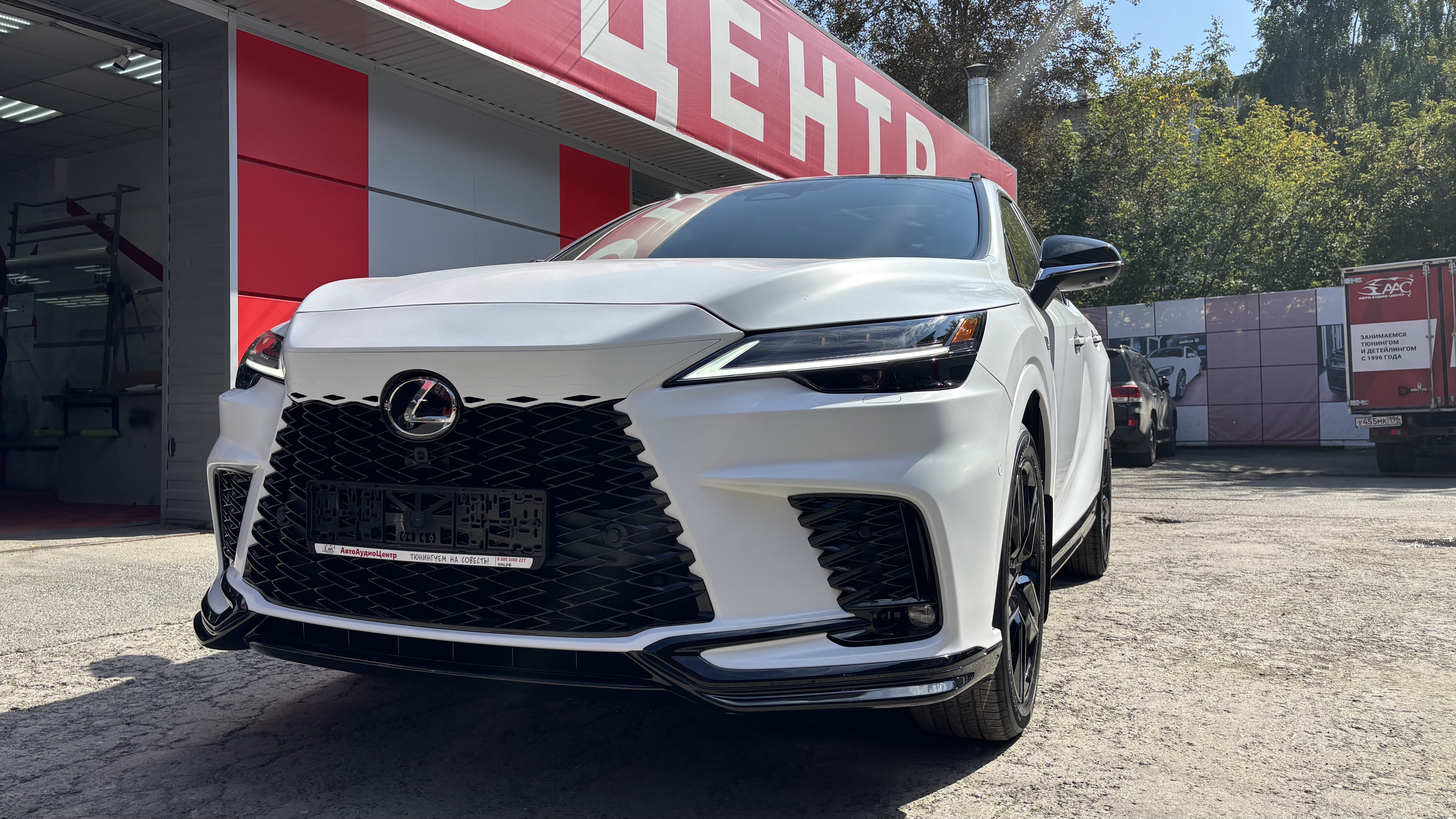 Lexus RX 350 в белой матовой плёнке, передний ракурс
