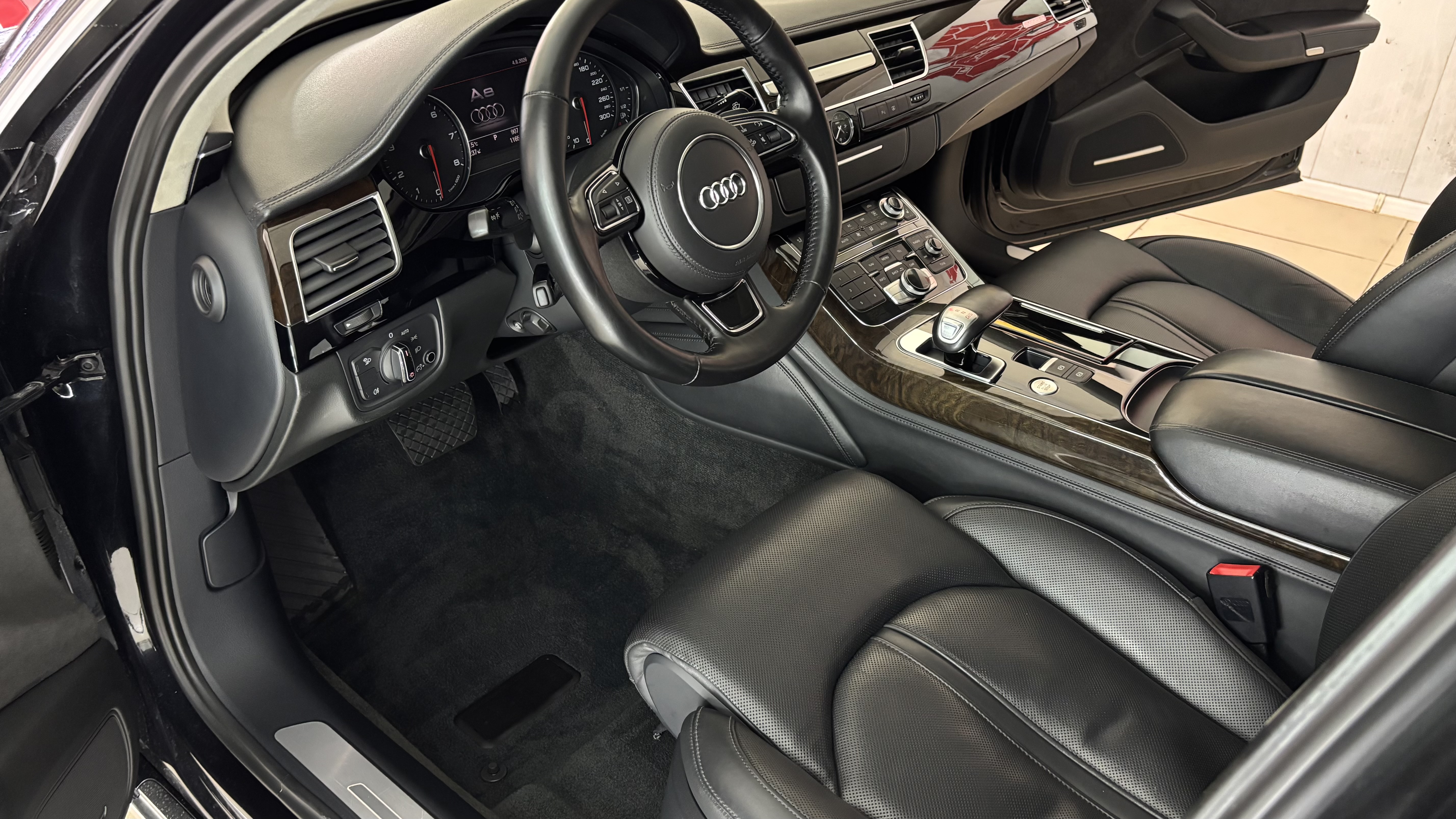 Салон Audi Quattro после комплексной детейлинг-чистки