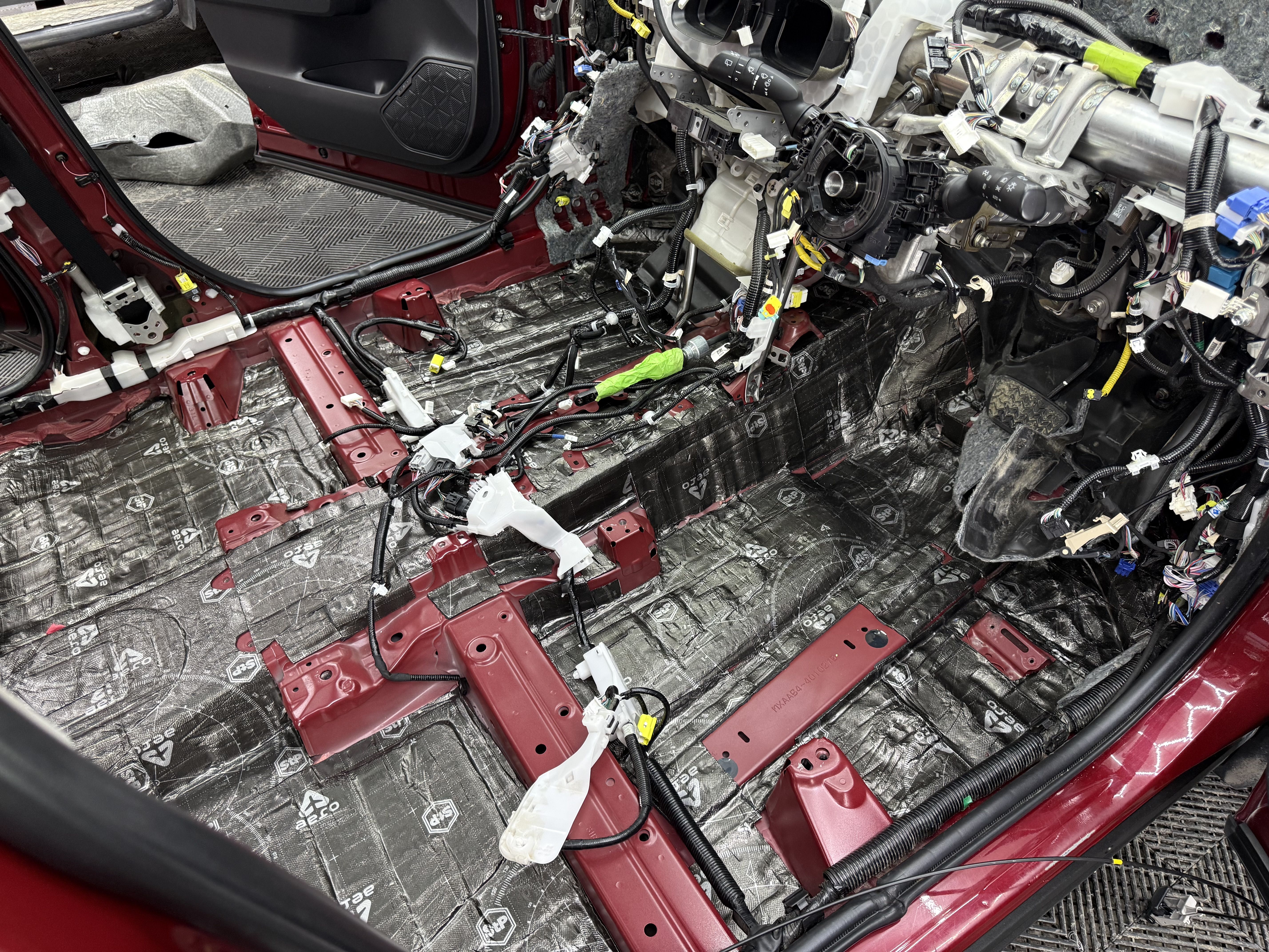 Шумоизоляция Toyota RAV4 1