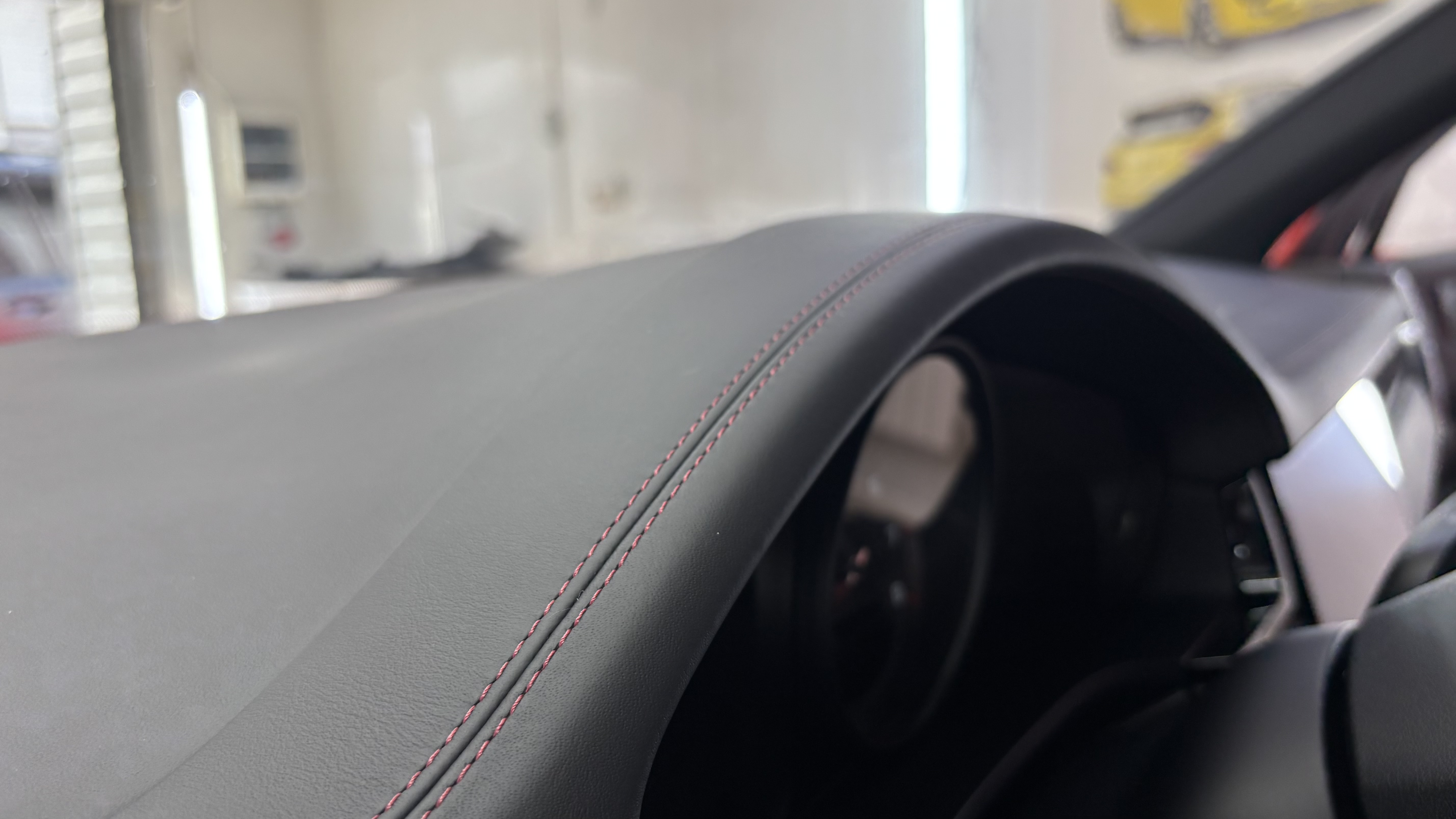Передняя панель Porsche после детейлинг-чистки