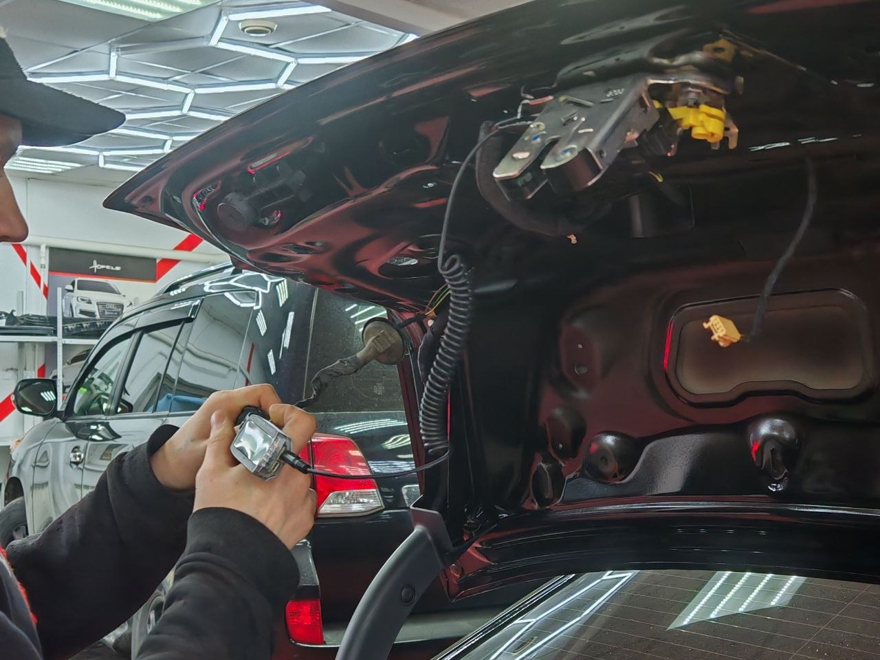 Монтаж световой вставки Audi A6 с внутренней стороны крышки багажника
