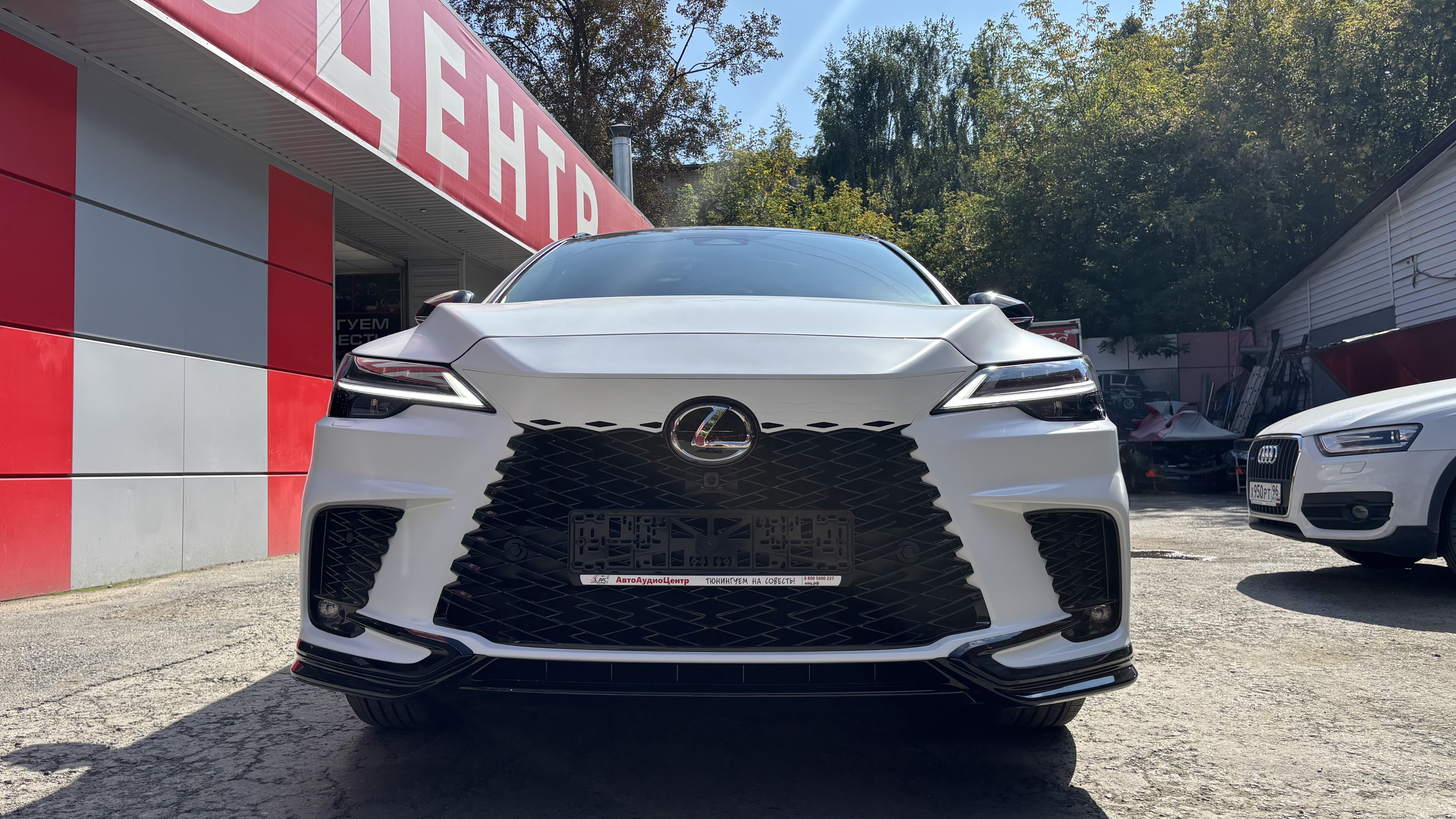 Белый Lexus RX 350 после матовой оклейки, вид спереди