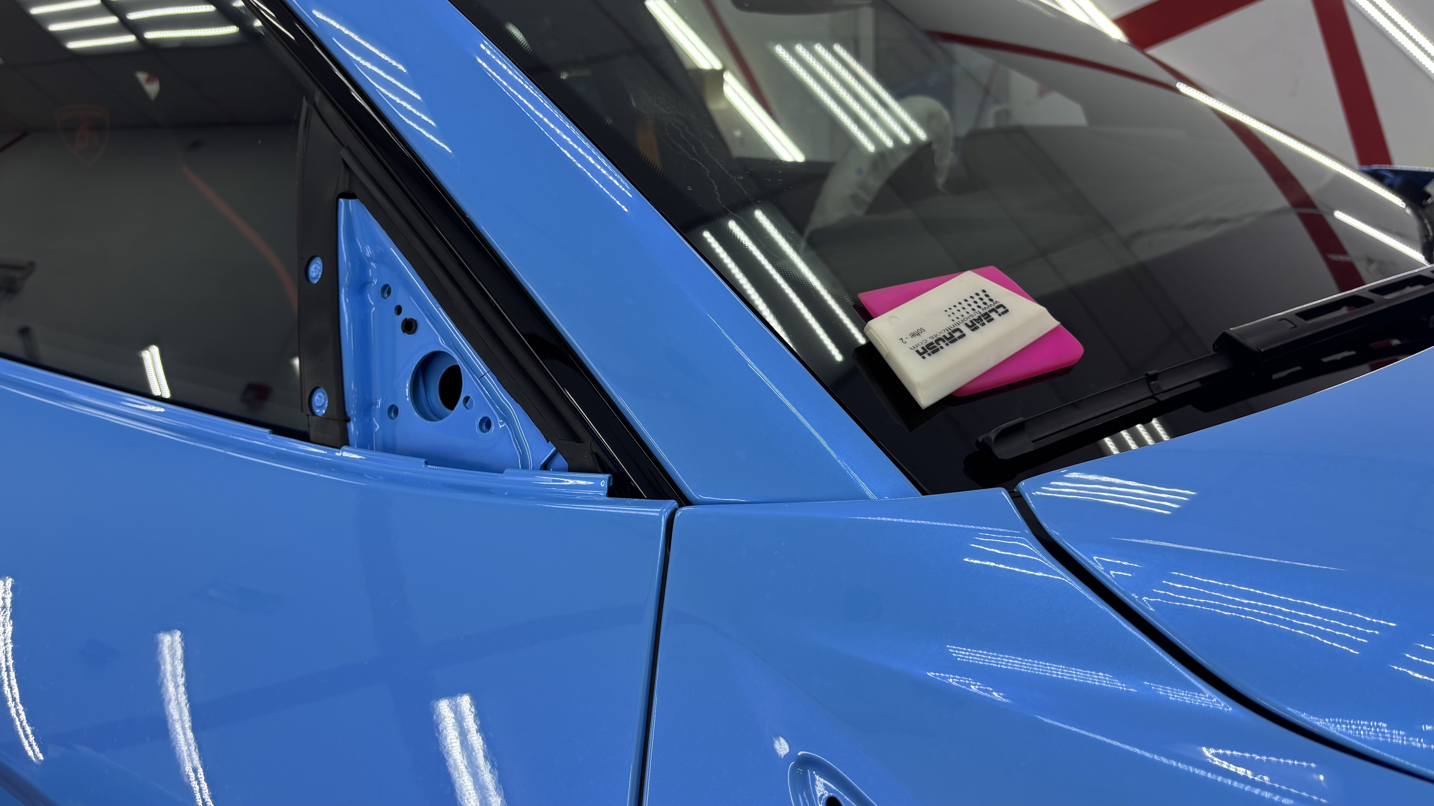 Кузов Lamborghini Urus с демонтированными элементами перед оклейкой