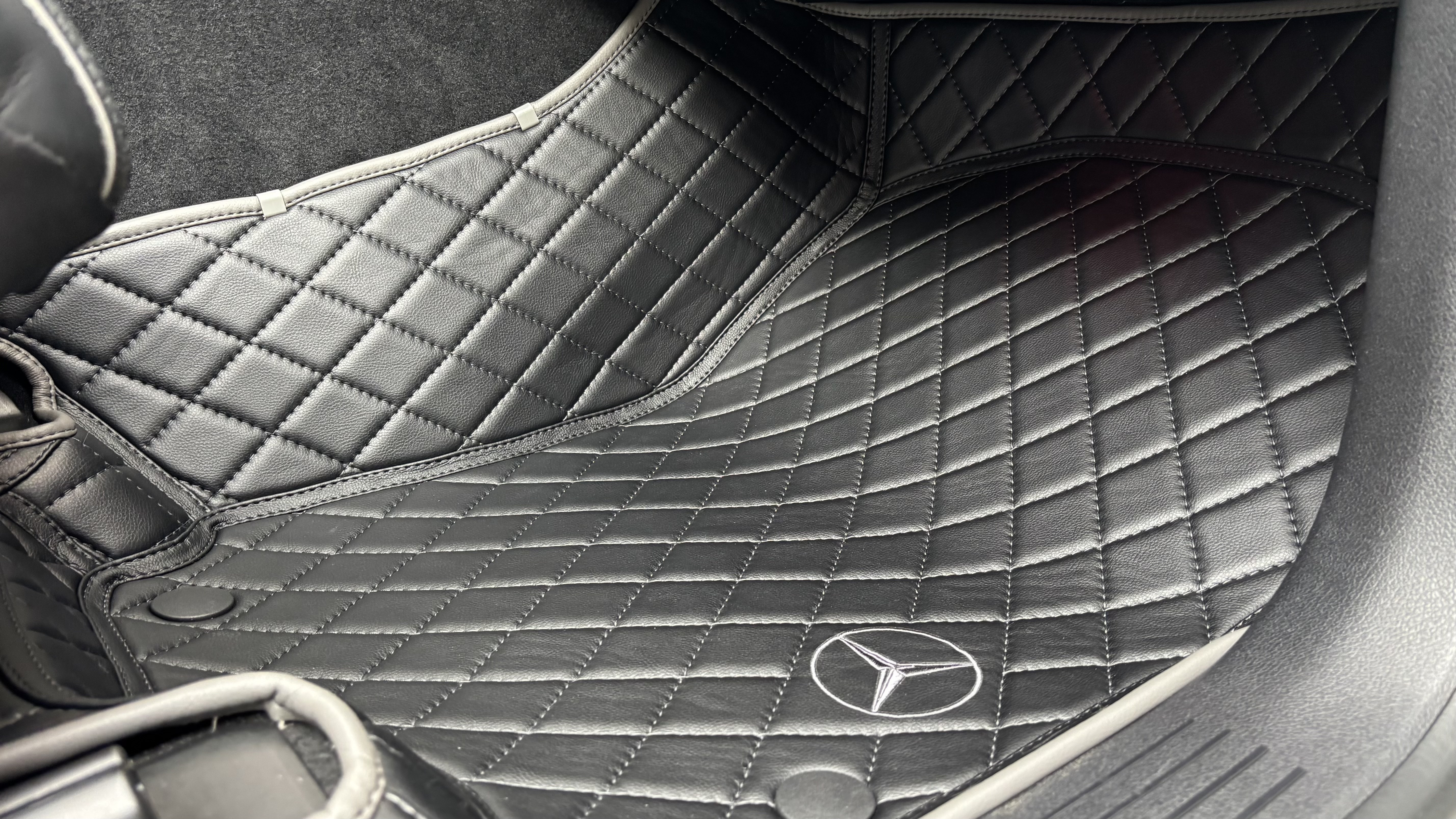 Точная посадка 3D-коврика по геометрии пола Mercedes
