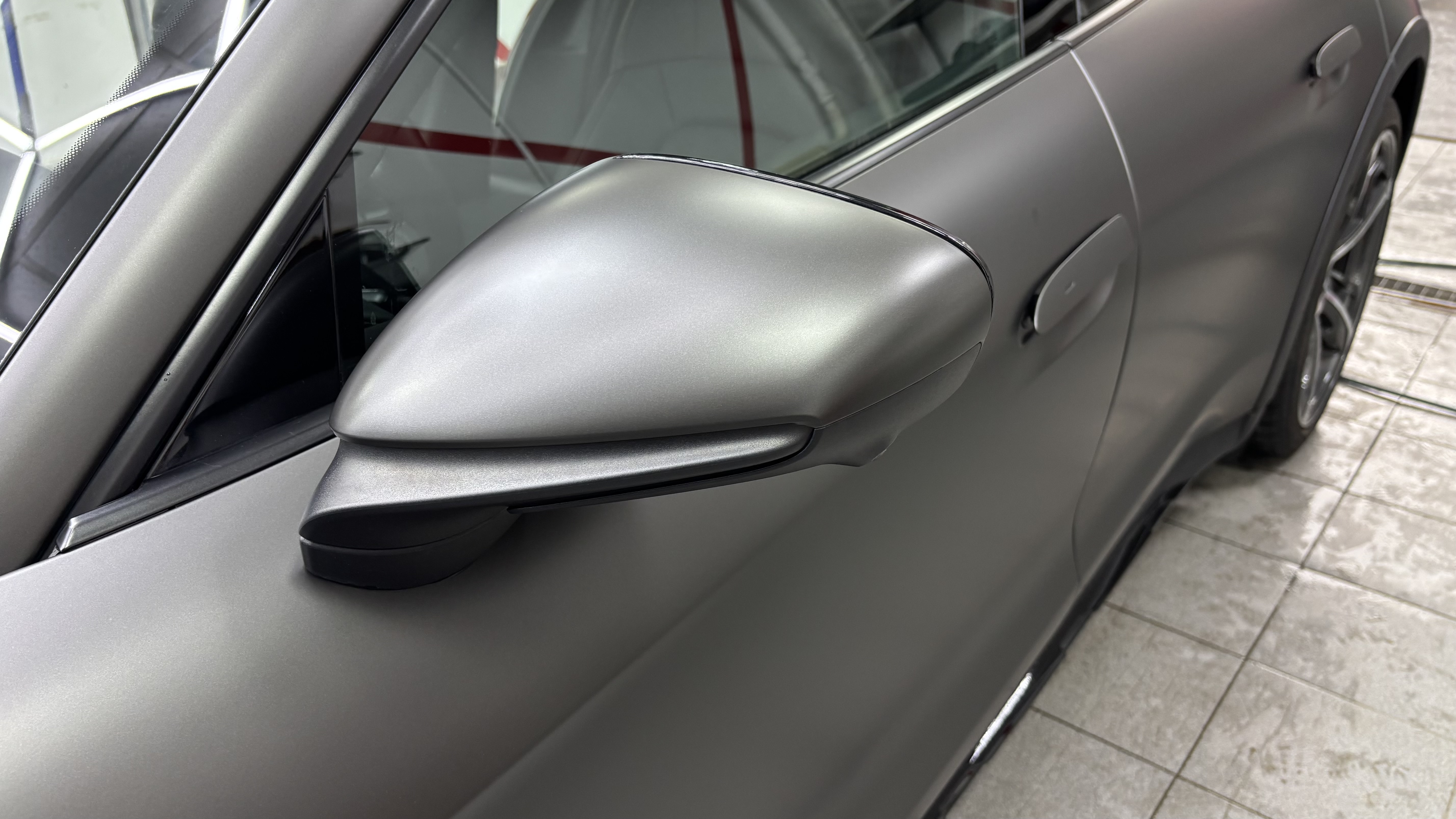 Зеркало и боковая линия Porsche после полной оклейки