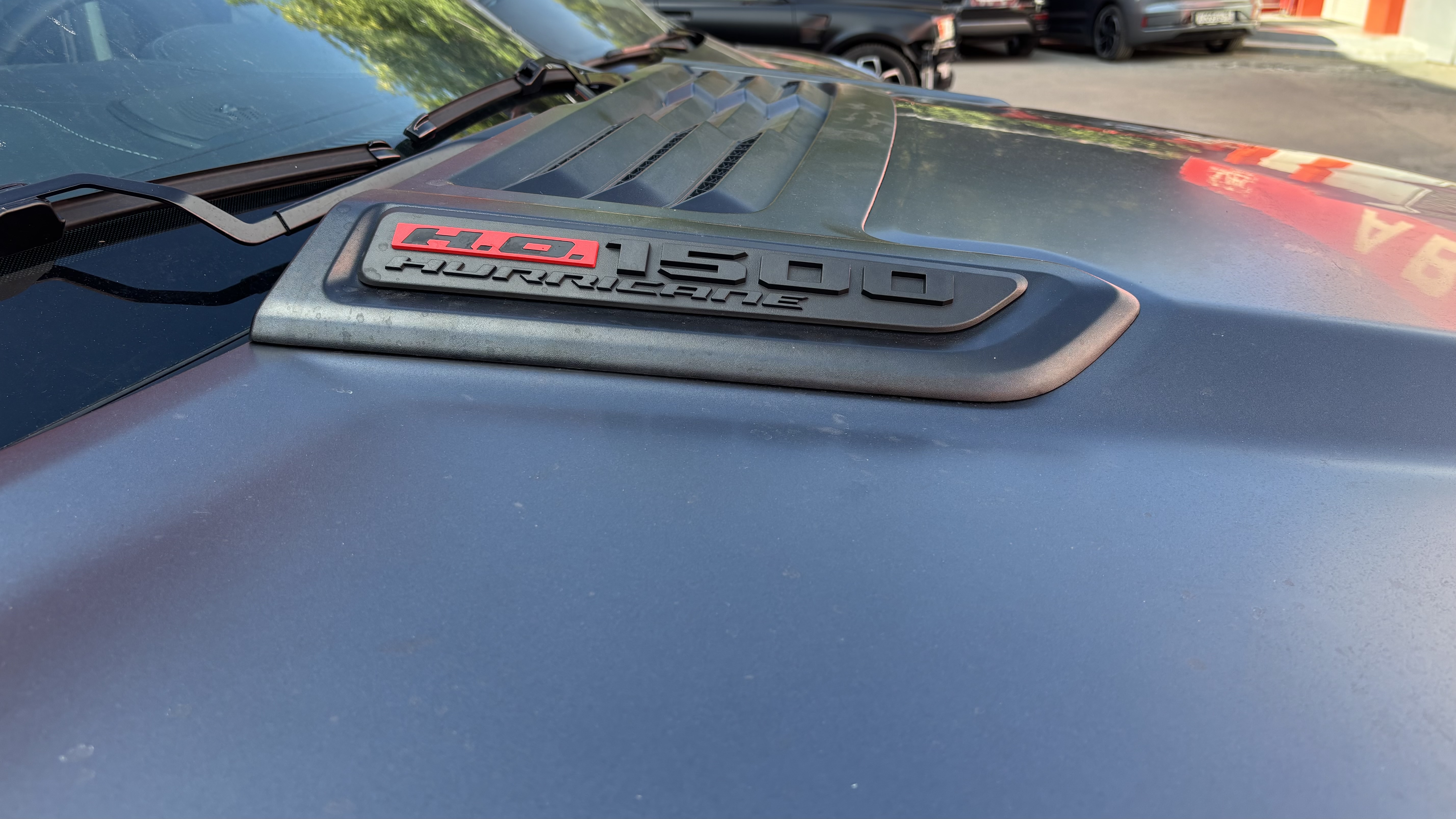 Шильдик HEMI и матовое покрытие кузова RAM
