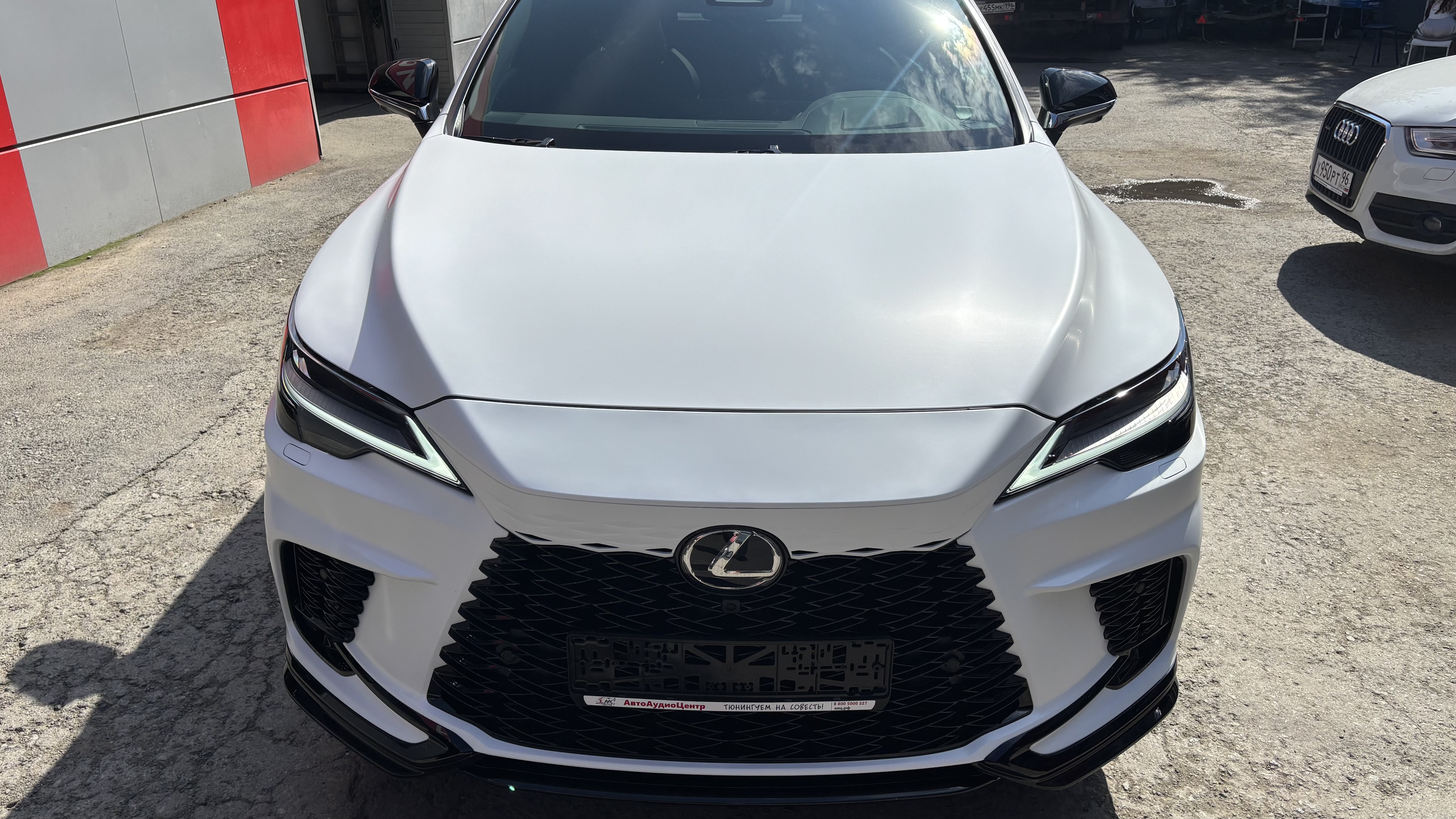 Фронтальный вид Lexus RX 350 с матовой фактурой кузова