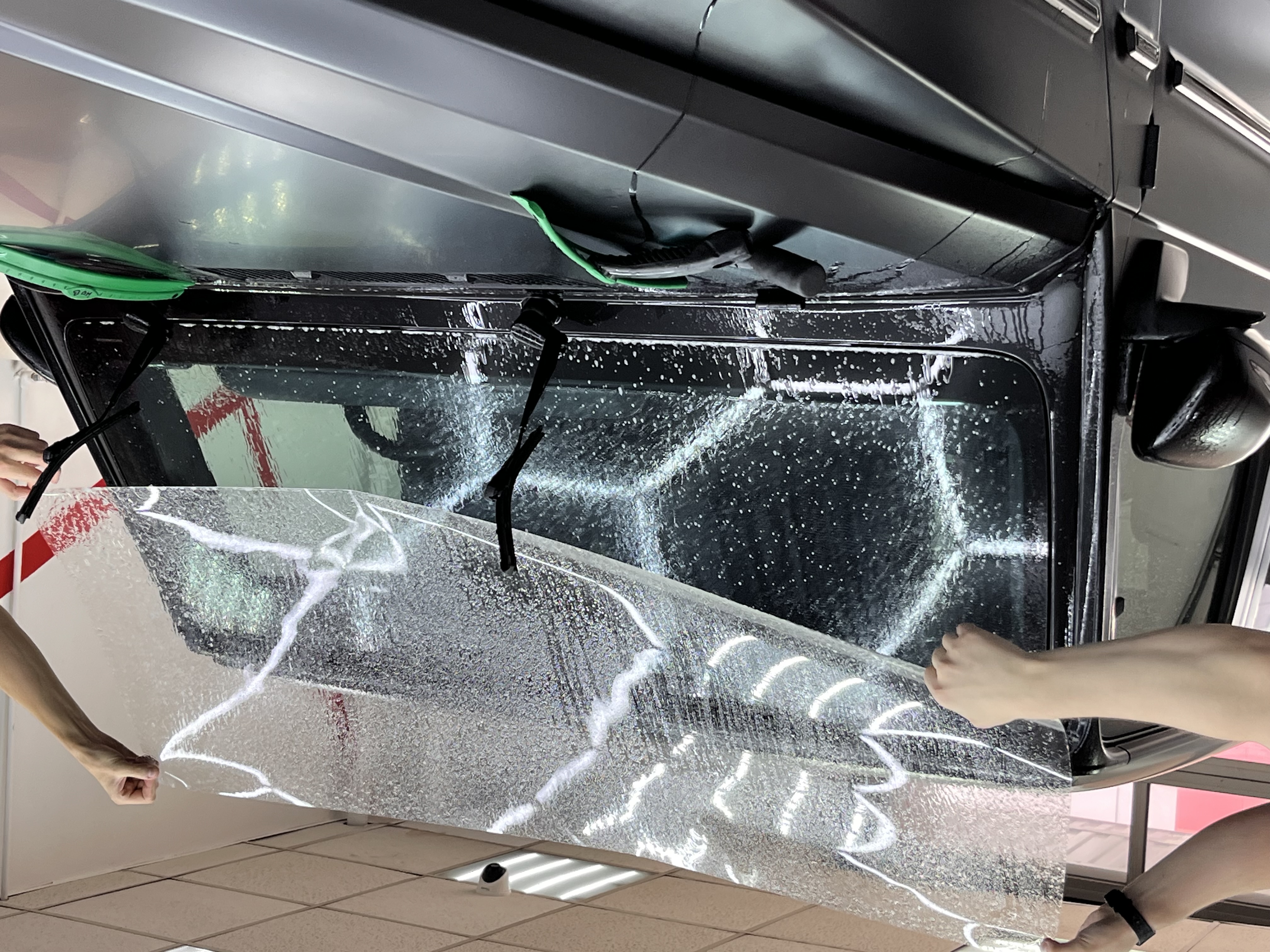 Размещение защитной плёнки на лобовом стекле Mercedes