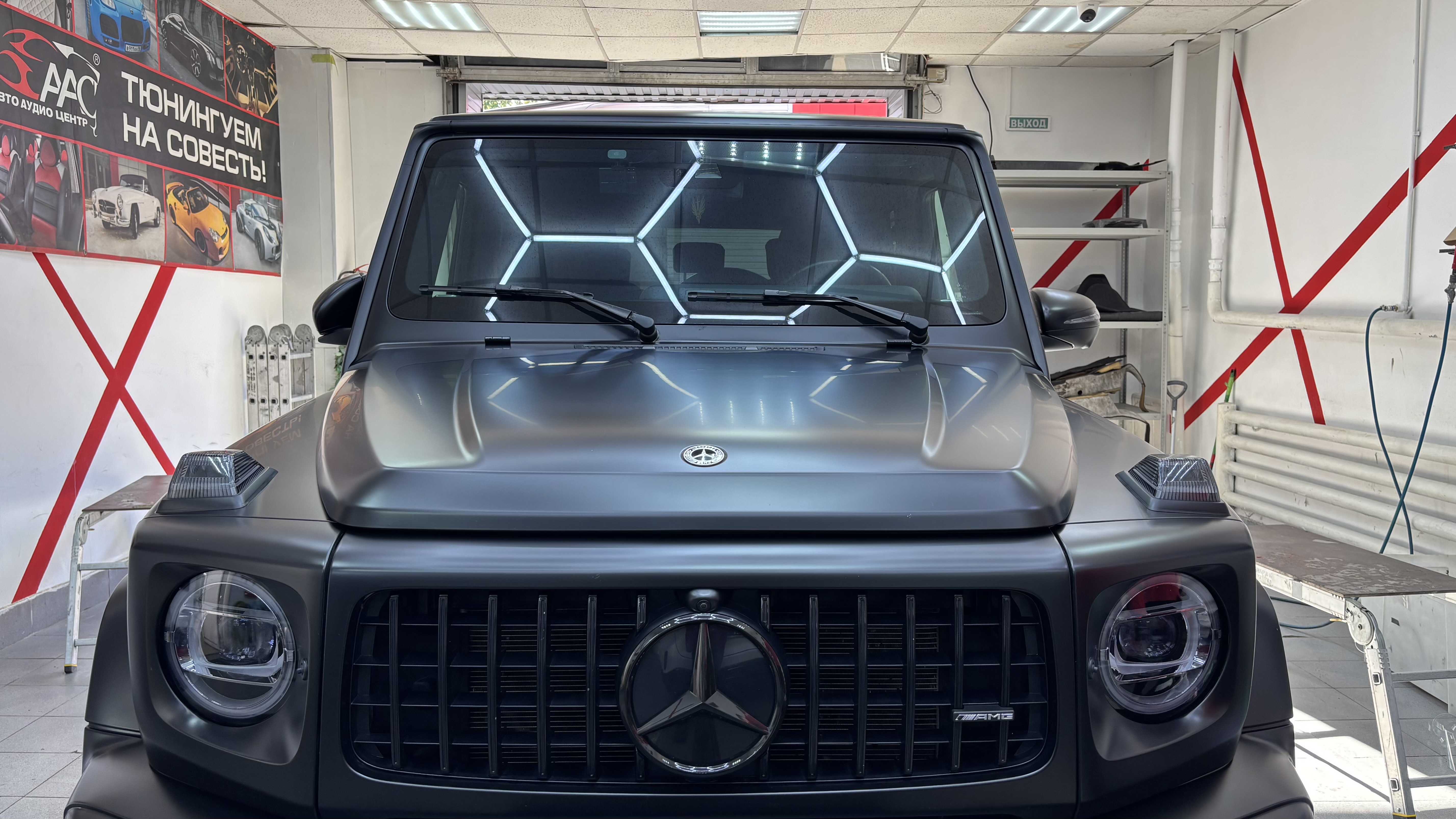 Mercedes-AMG G-Class после бронирования лобового стекла, вид спереди