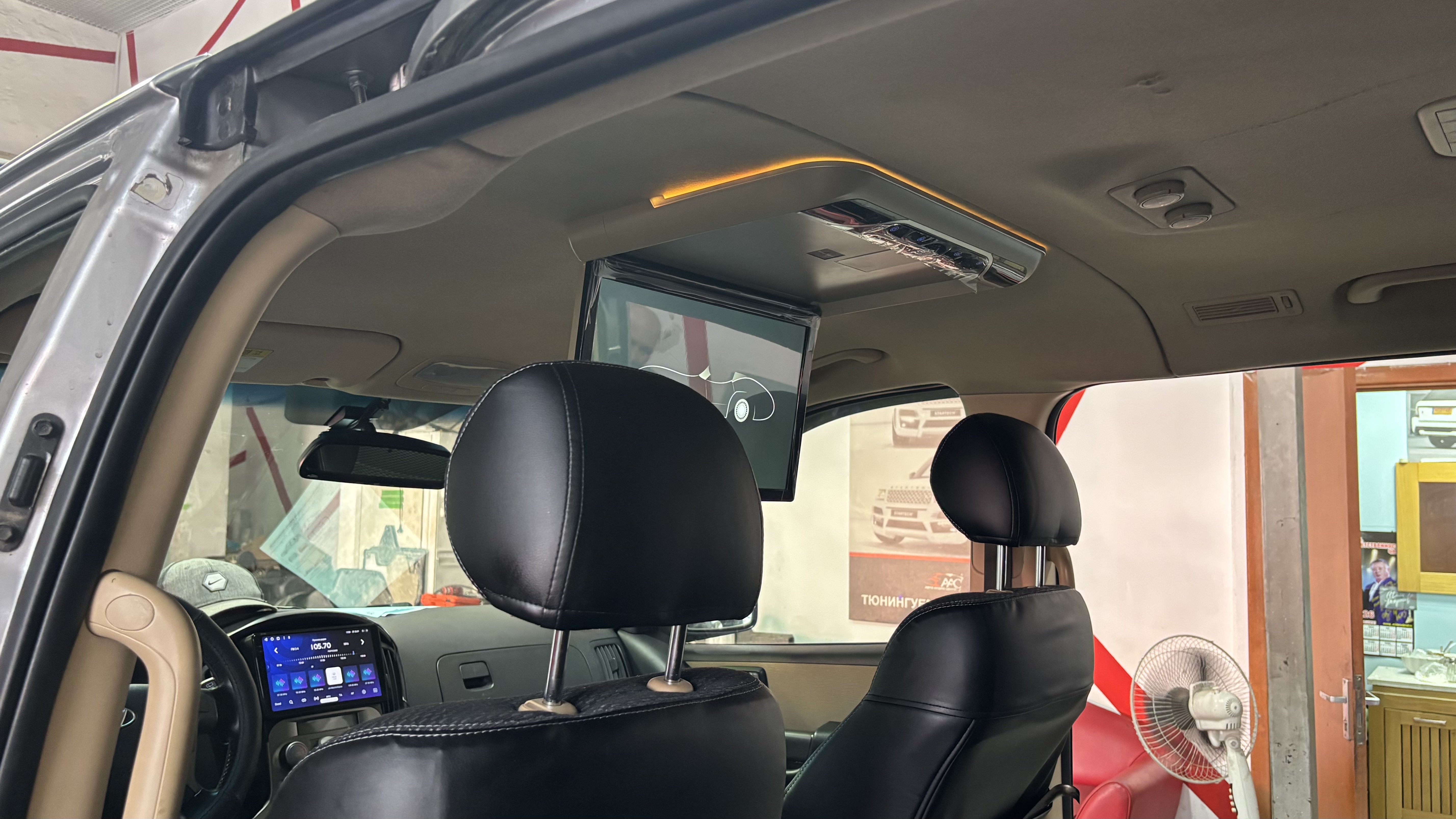 Потолочный монитор Hyundai Grand Starex в рабочем режиме