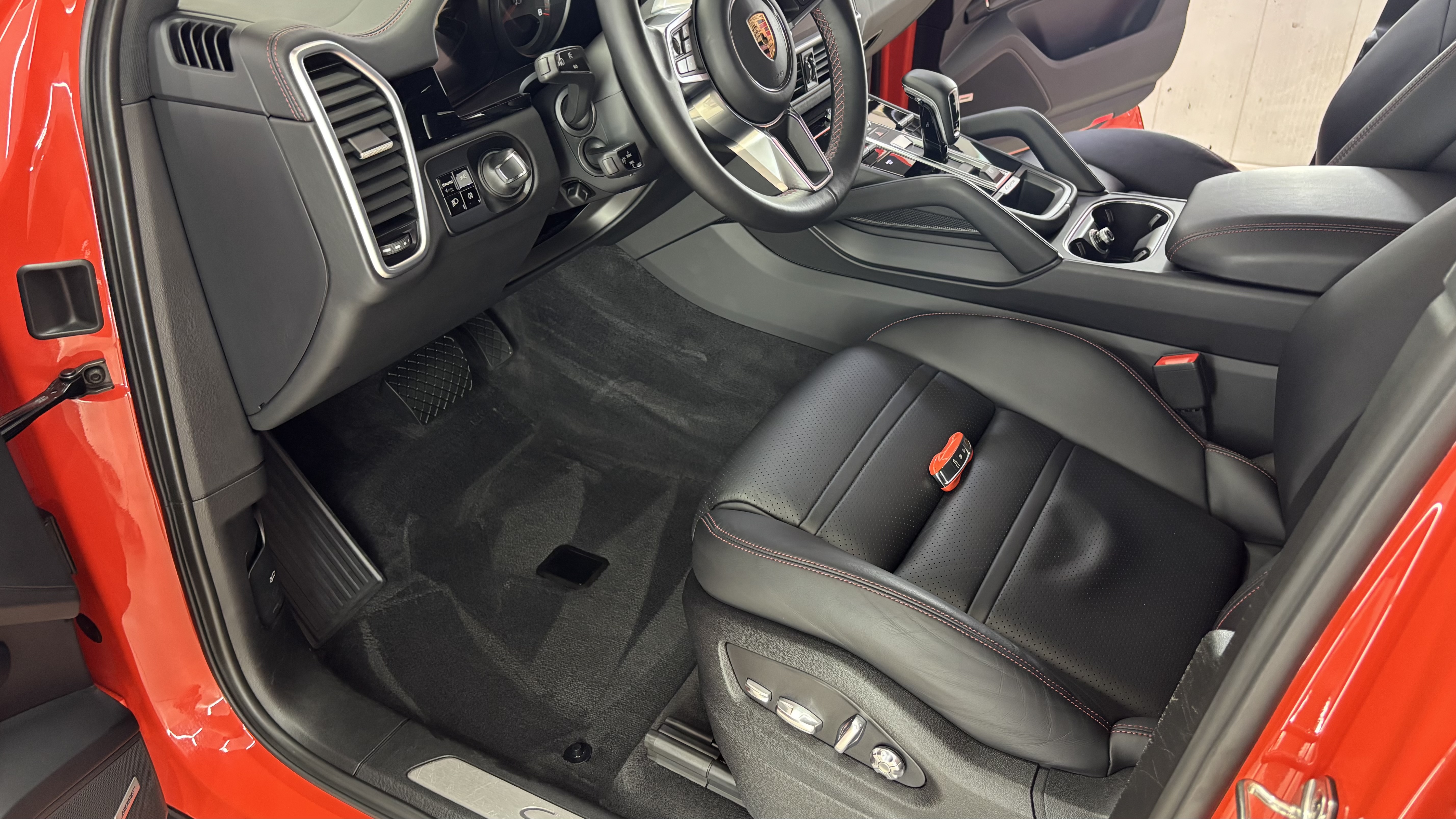 Салон Porsche после глубокой детейлинг-чистки