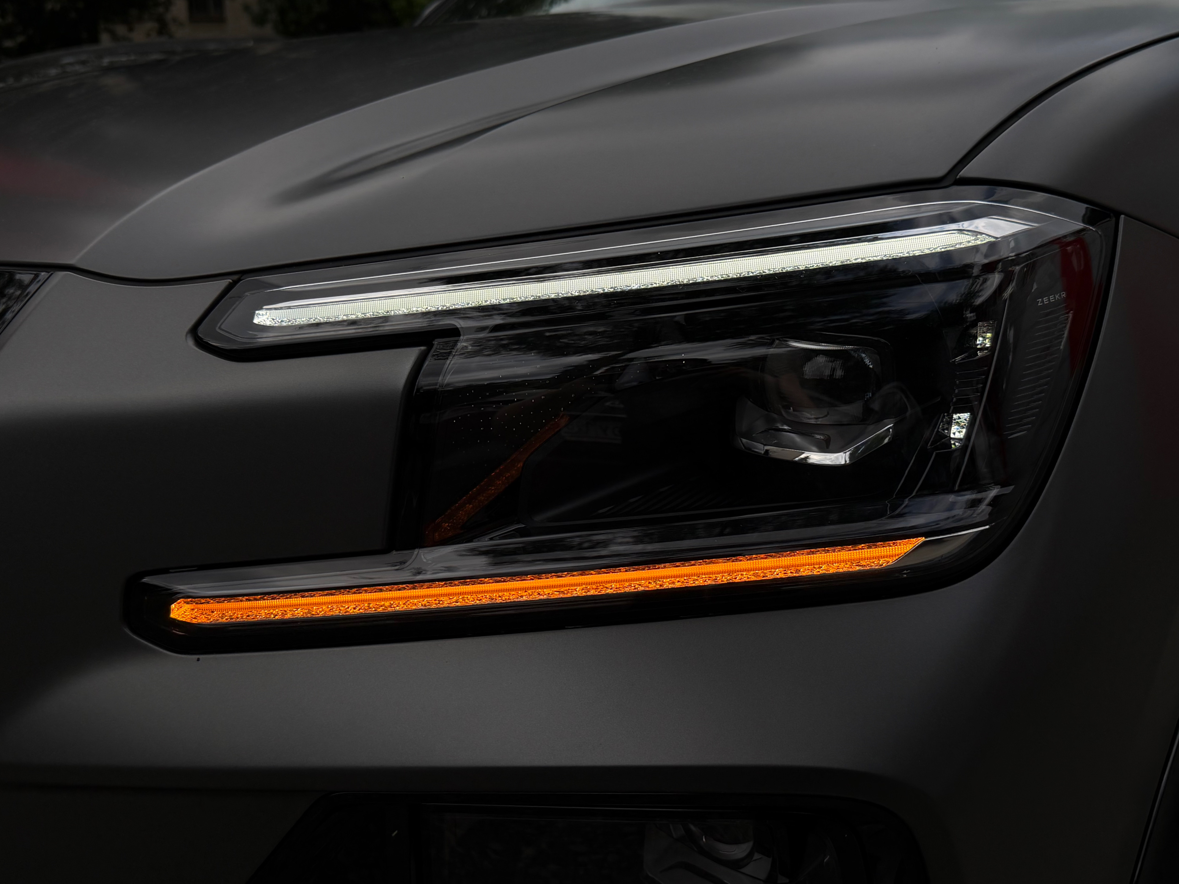 Передняя фара 8X Shadow Light с включенным указателем поворота