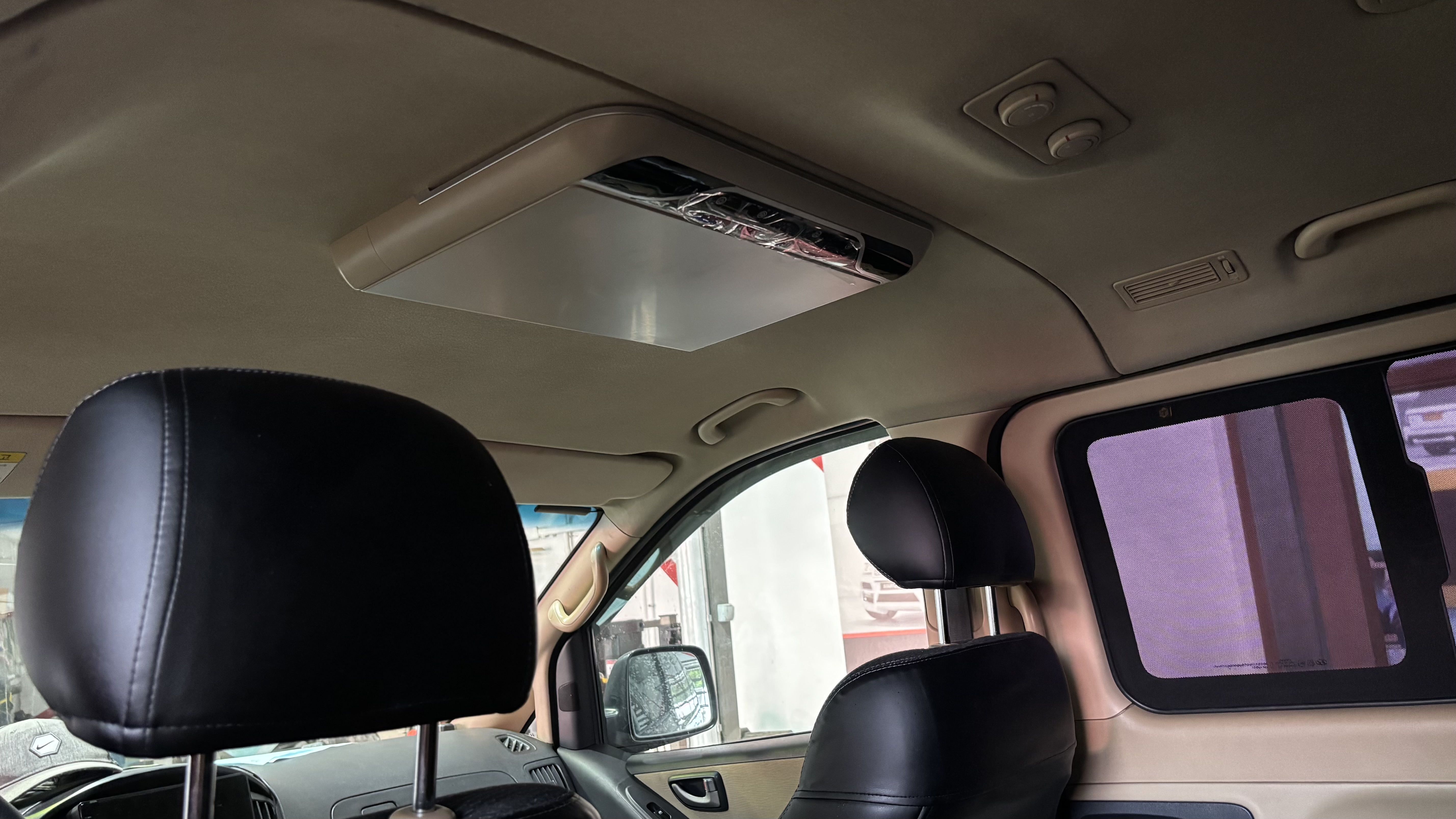 Потолочный монитор Hyundai Grand Starex в сложенном виде
