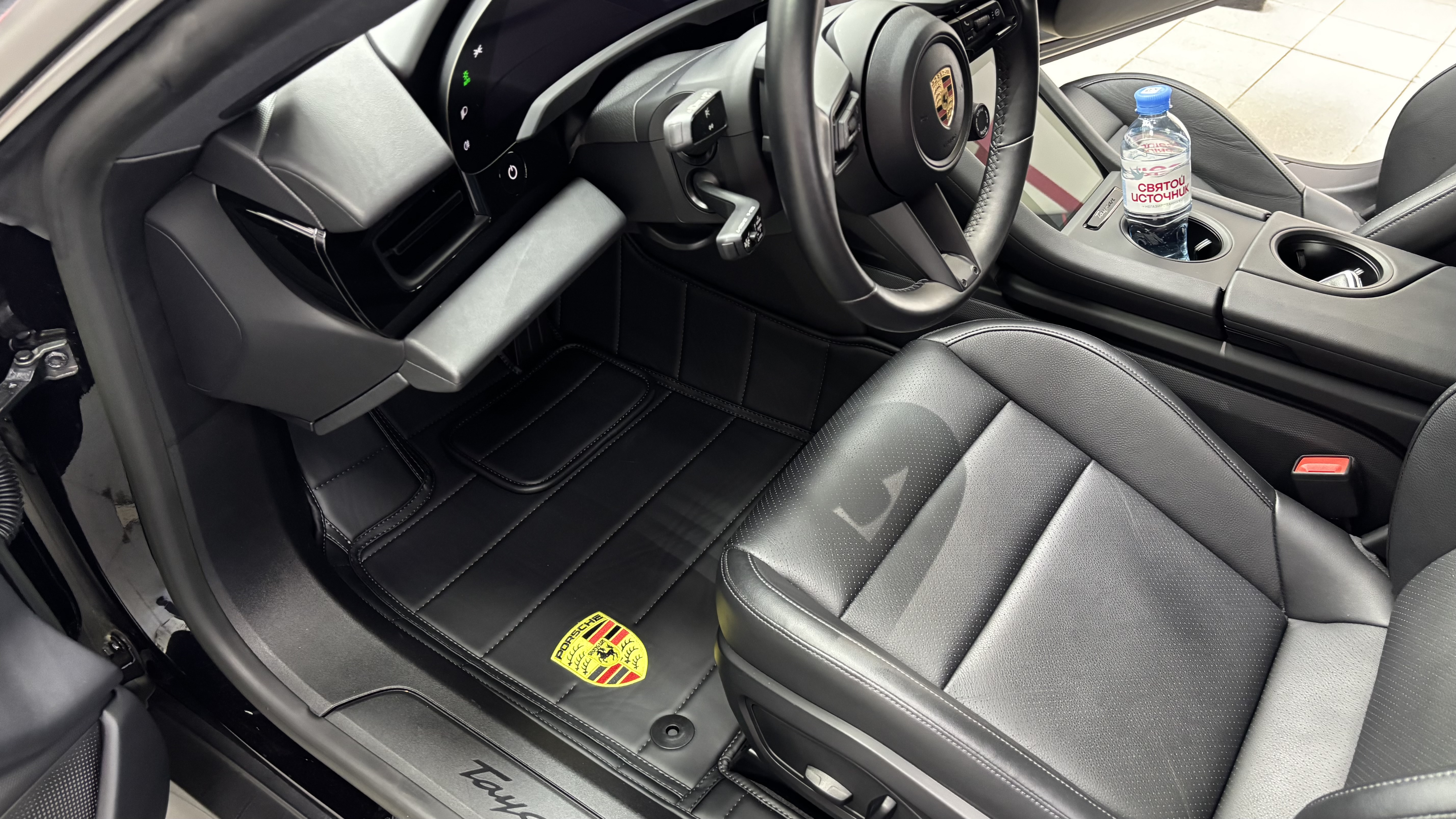 Премиальный коврик в передней части салона Porsche Taycan
