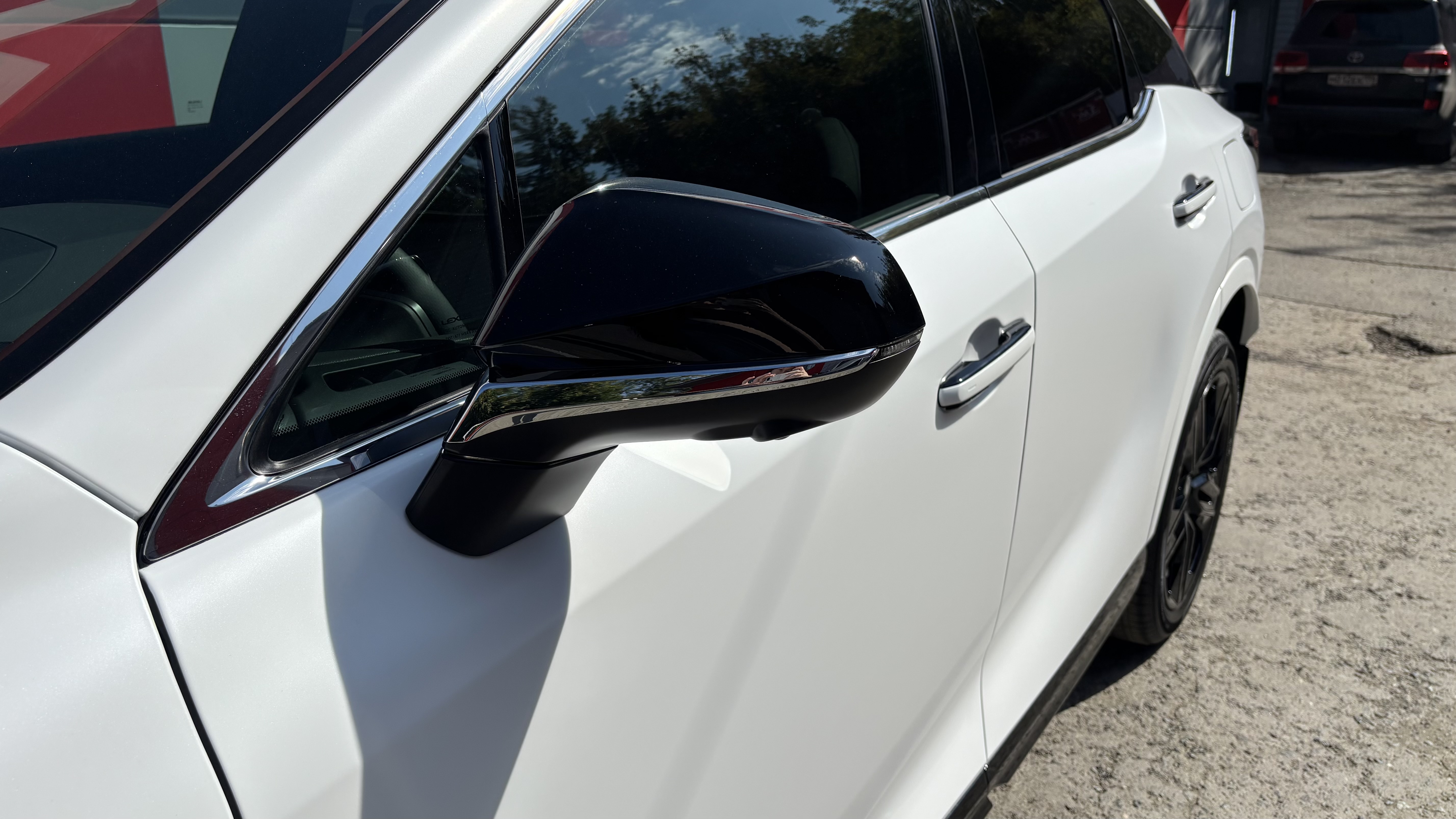 Боковой силуэт Lexus RX 350 в белой матовой плёнке