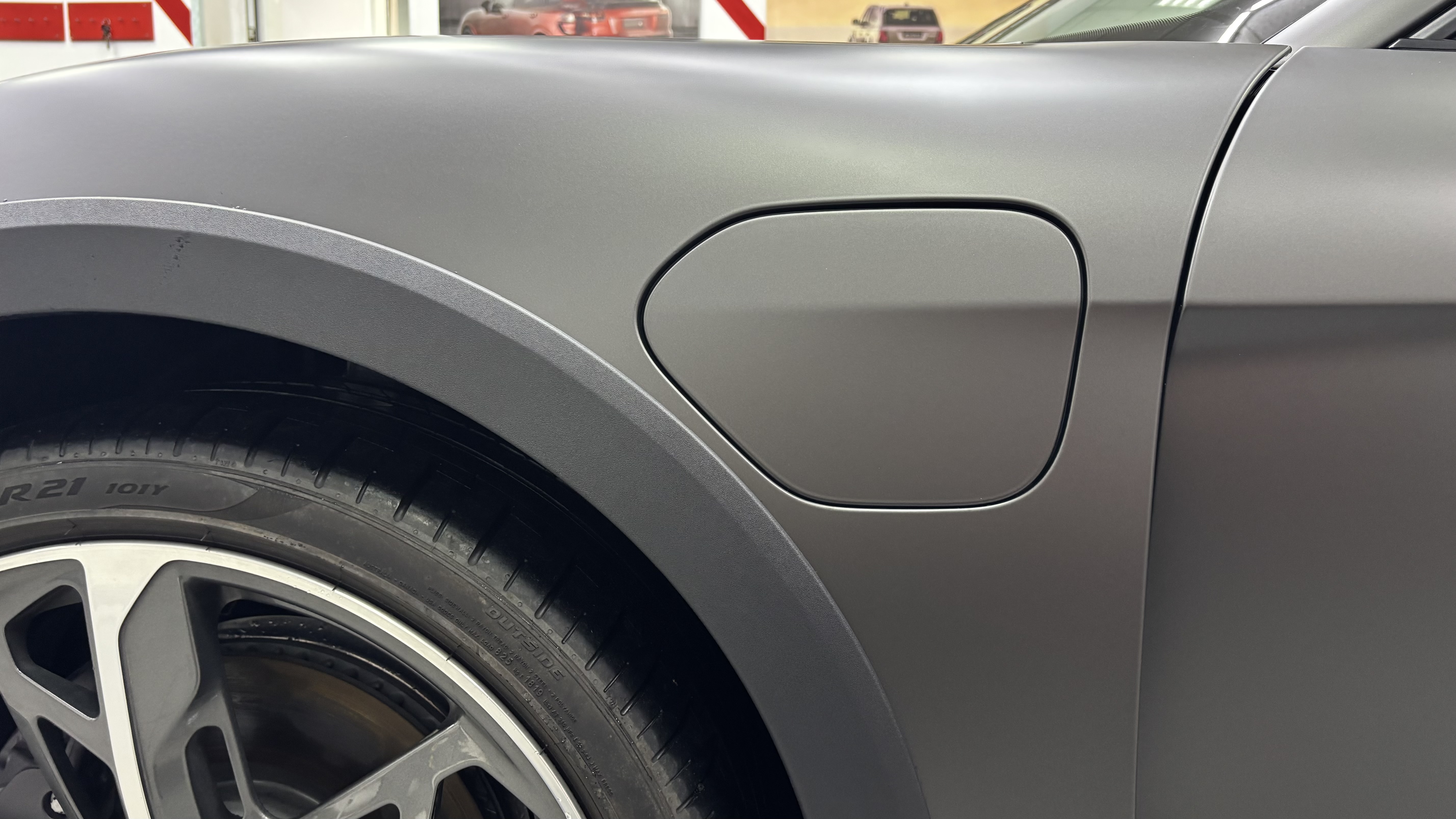 Заднее крыло и лючок Porsche в матовой пленке