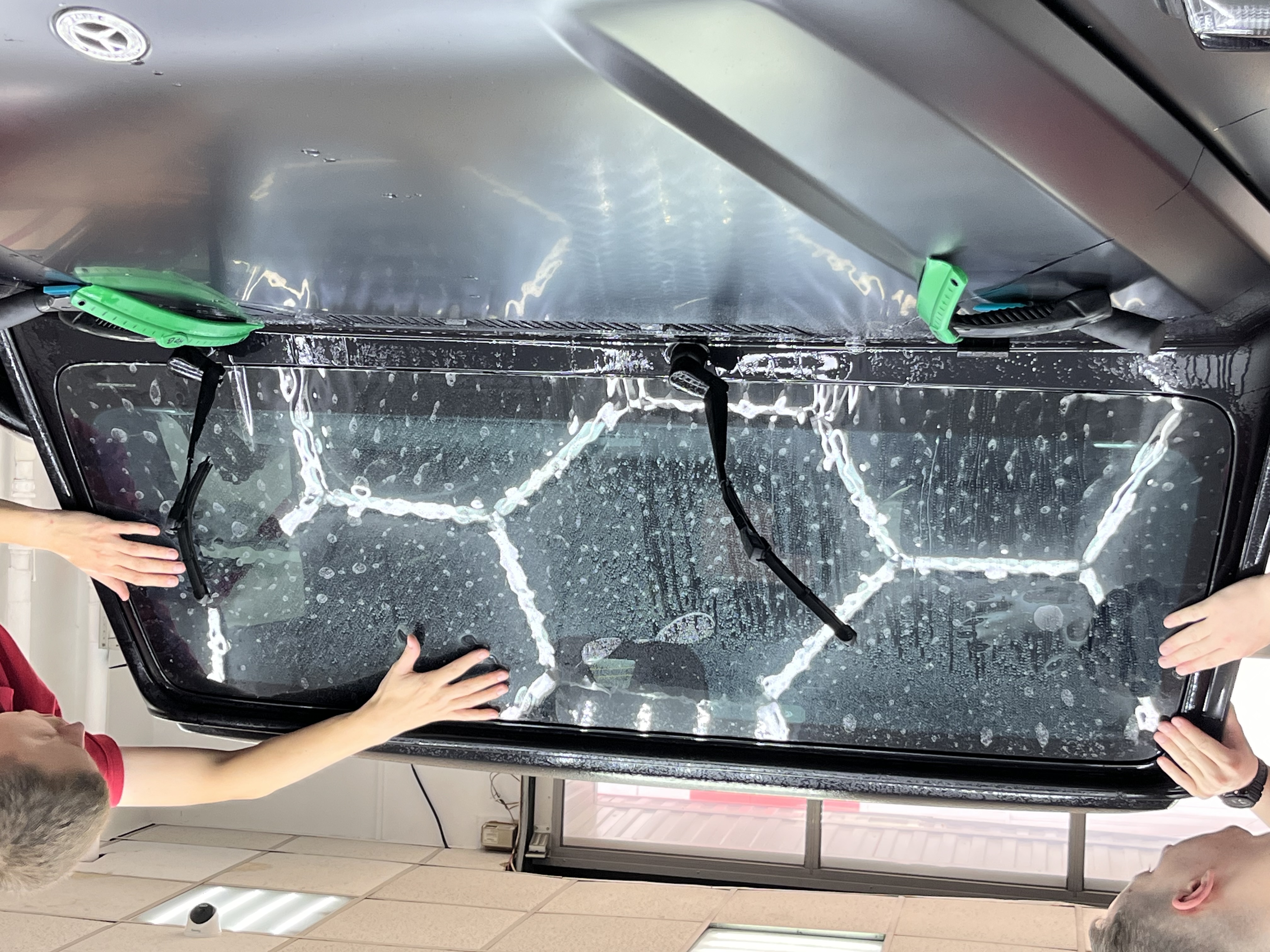 Первичная фиксация плёнки на лобовом стекле G-Class