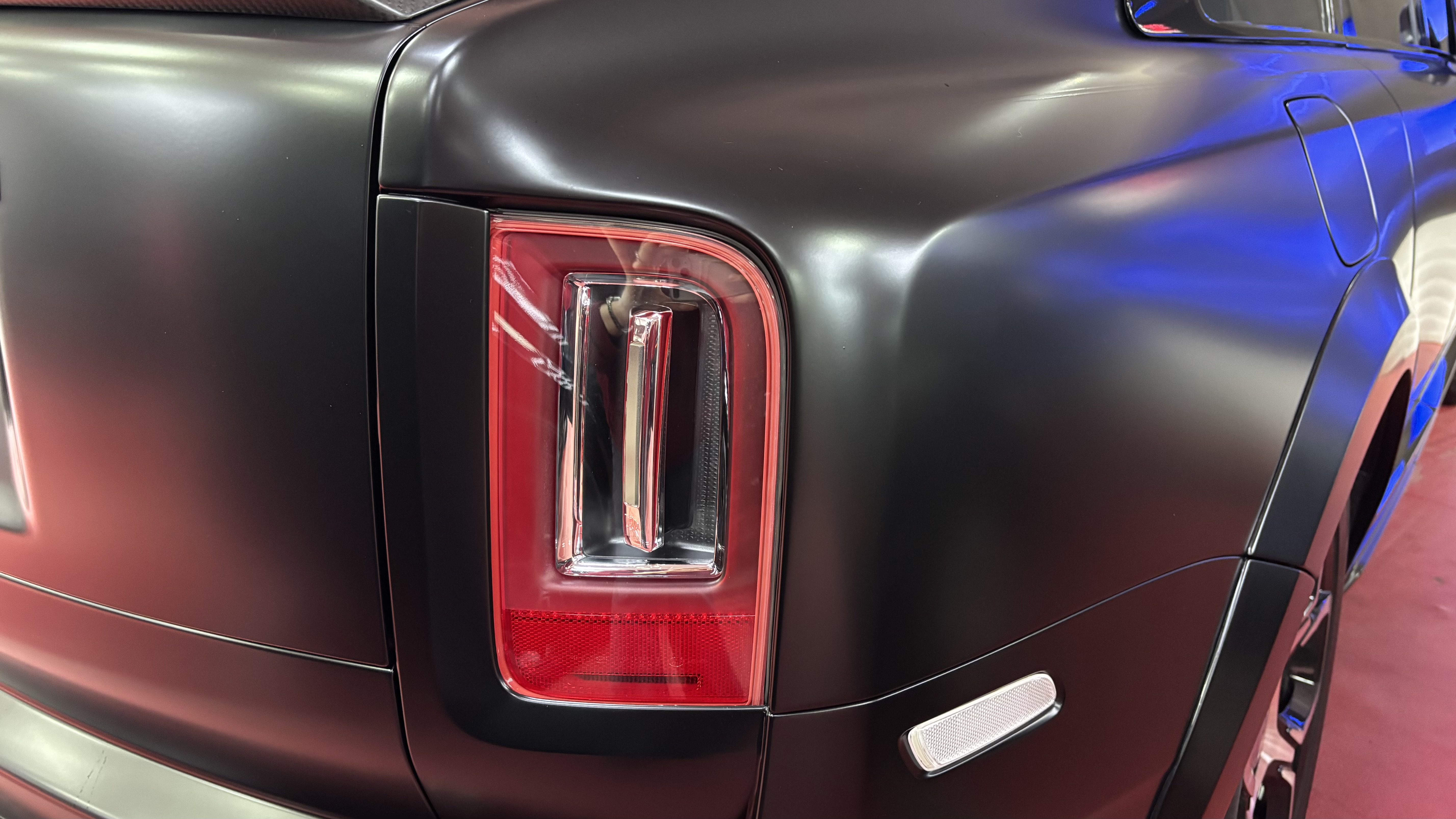 Матовая поверхность заднего крыла Rolls-Royce MANSORY