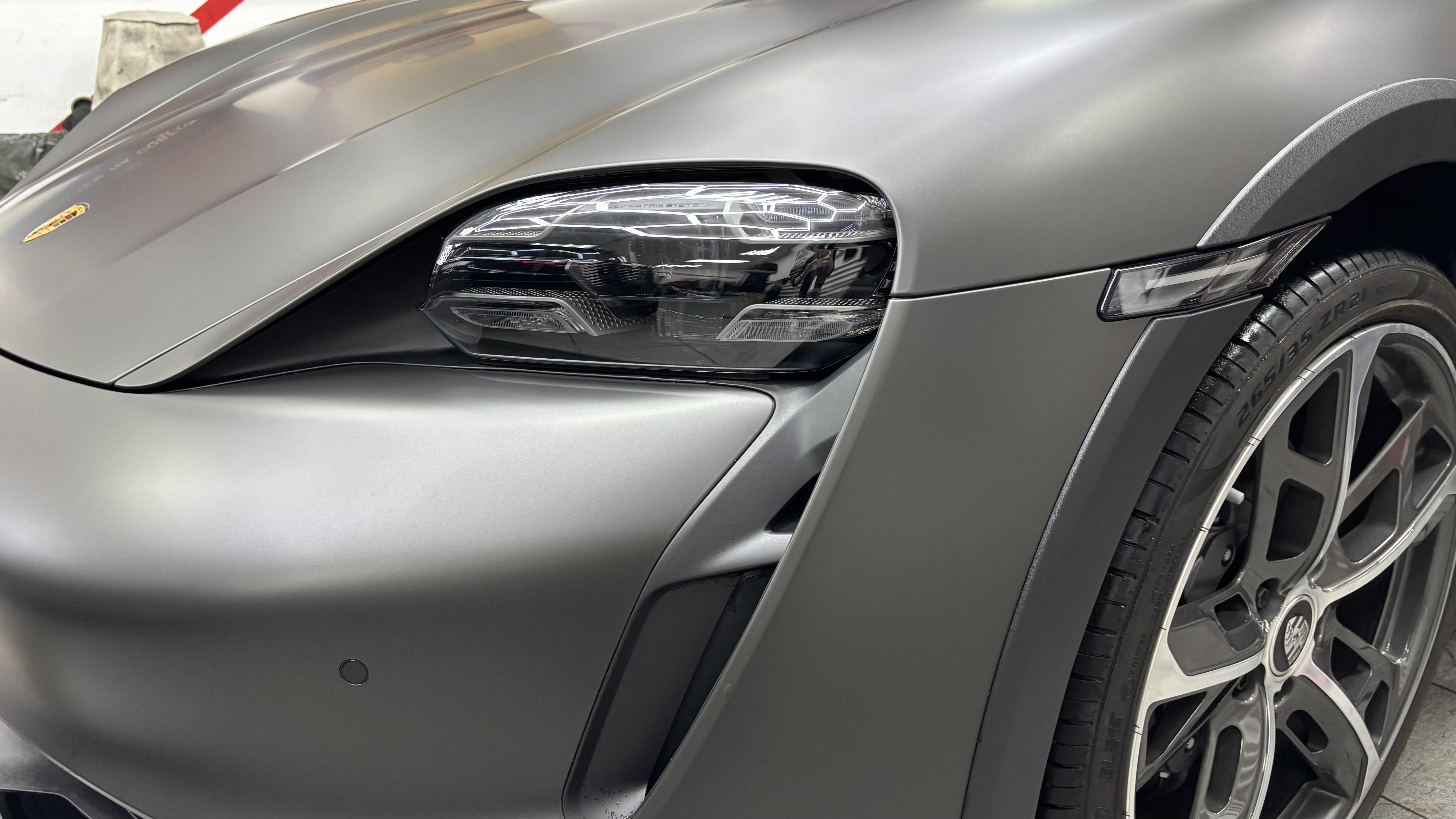 Переднее крыло и фара Porsche в матовой пленке